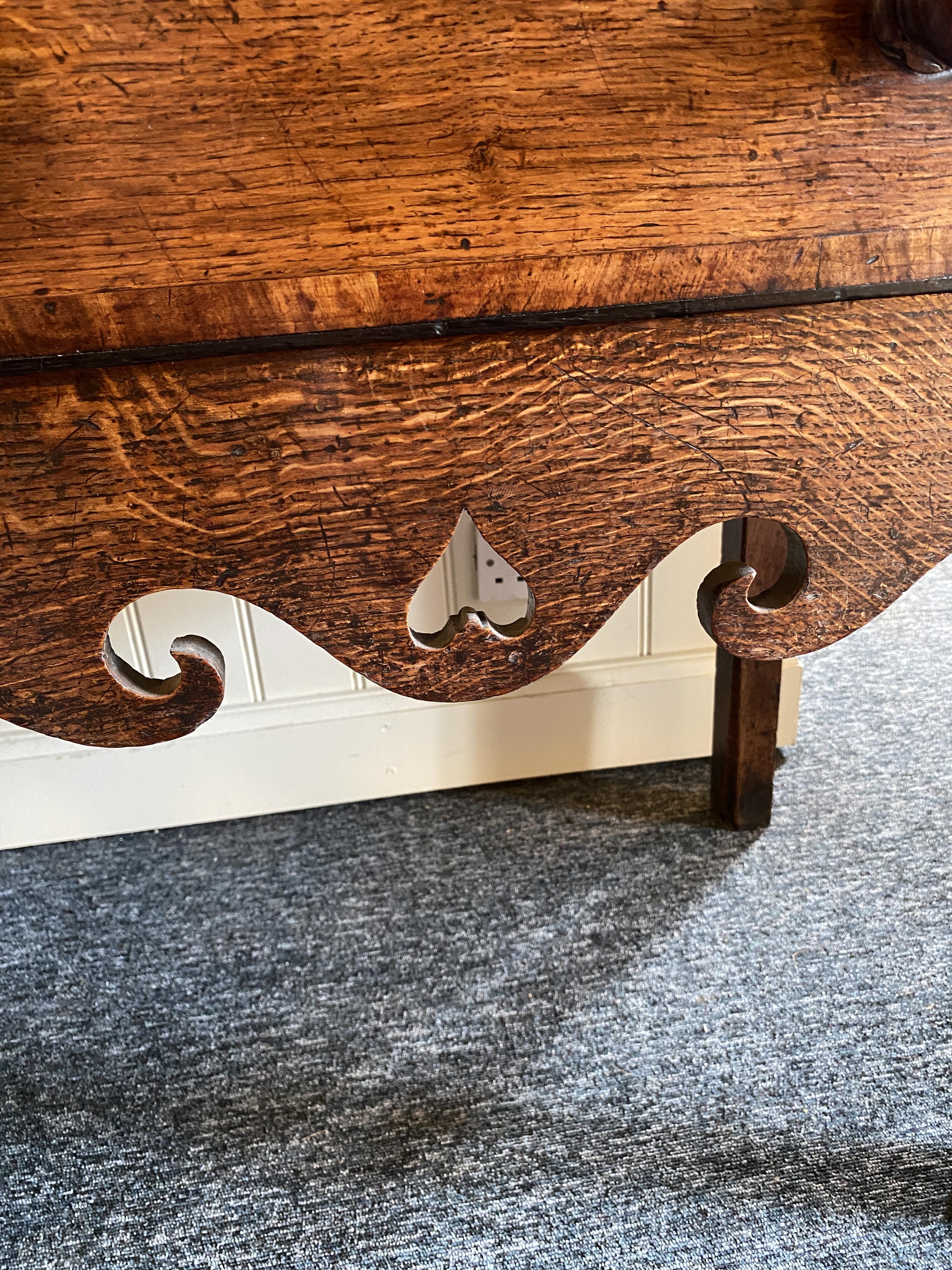 An 18th century oak and mahogany crossbanded dresser - Image 17 of 17