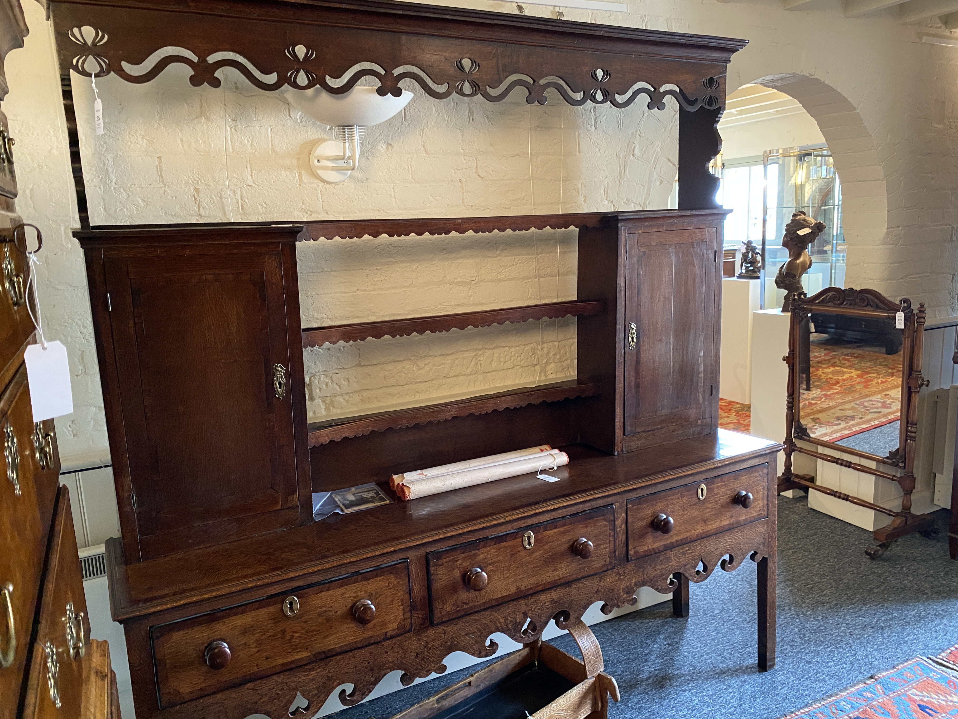 An 18th century oak and mahogany crossbanded dresser - Image 5 of 17