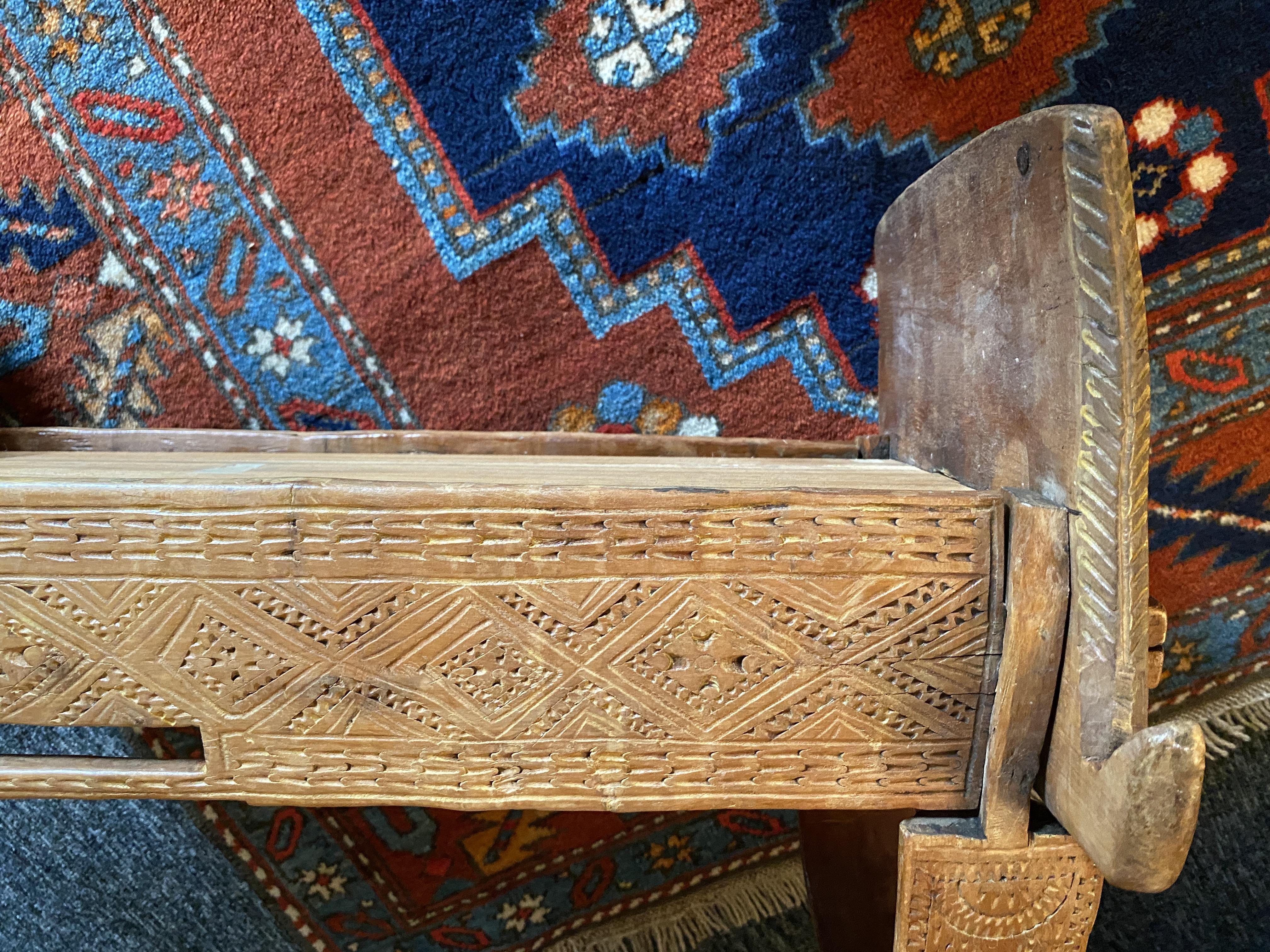 An early 20th century Balkan carved wood cradle - Image 5 of 14