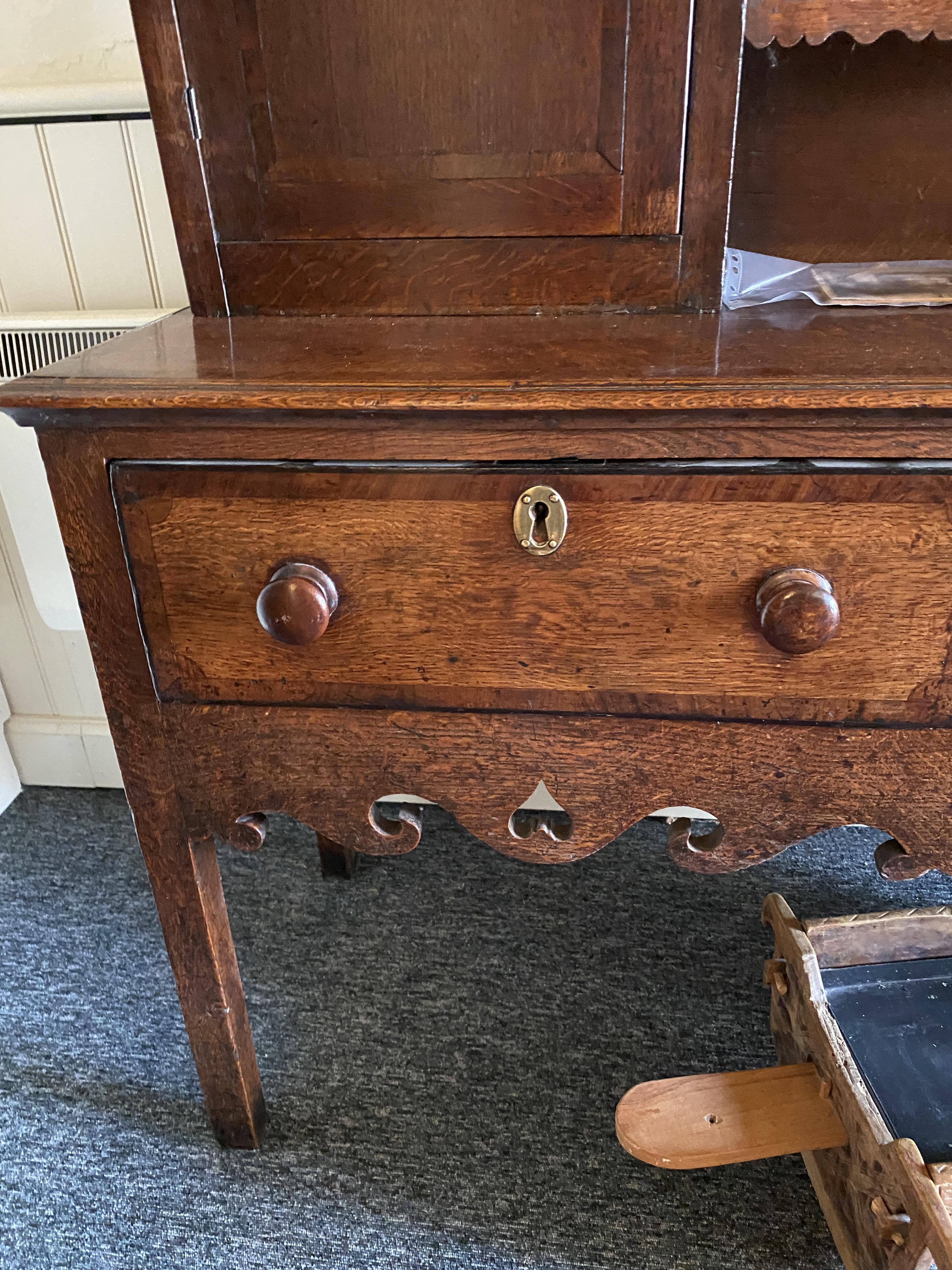 An 18th century oak and mahogany crossbanded dresser - Image 10 of 17