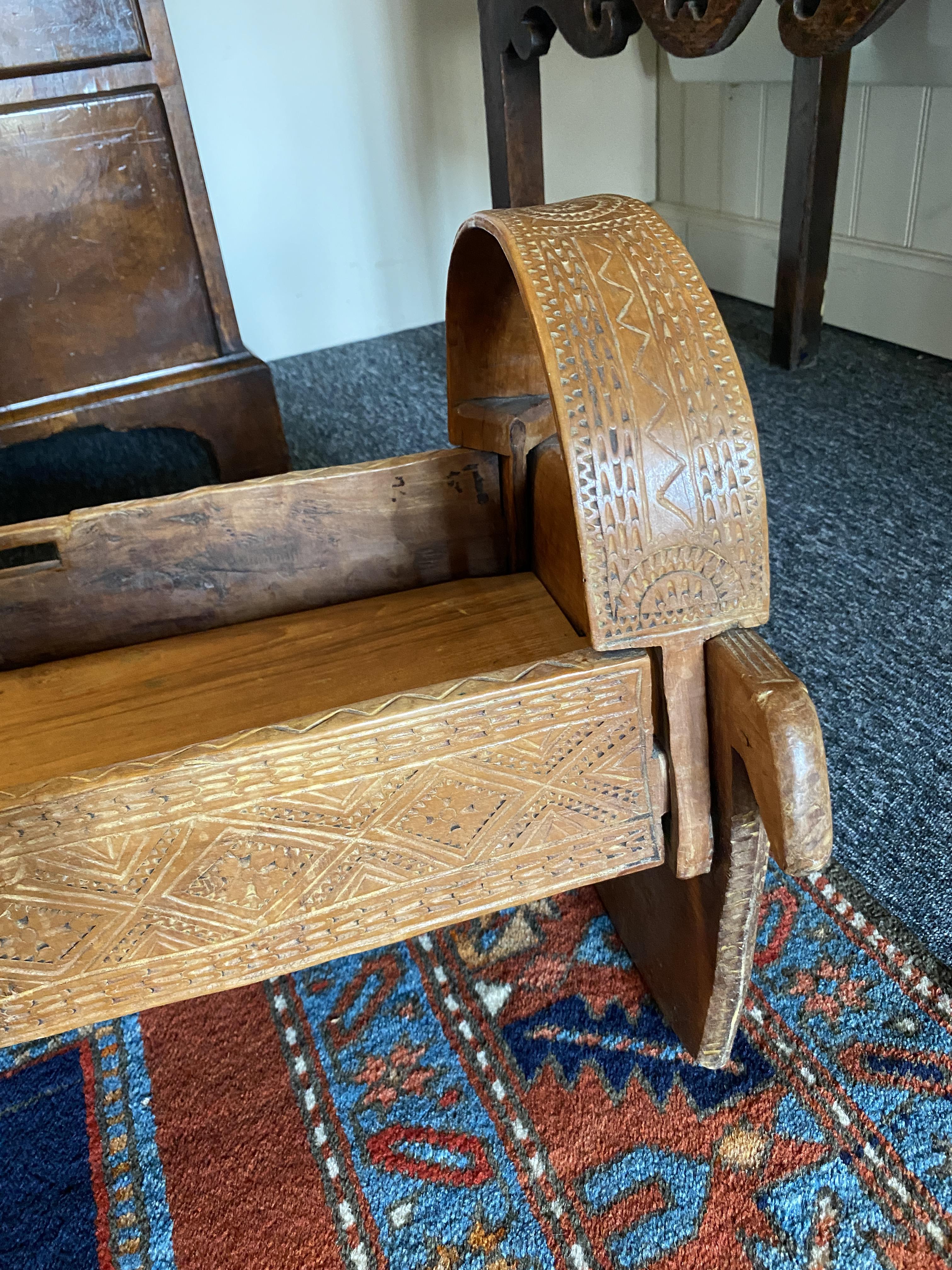 An early 20th century Balkan carved wood cradle - Image 11 of 14