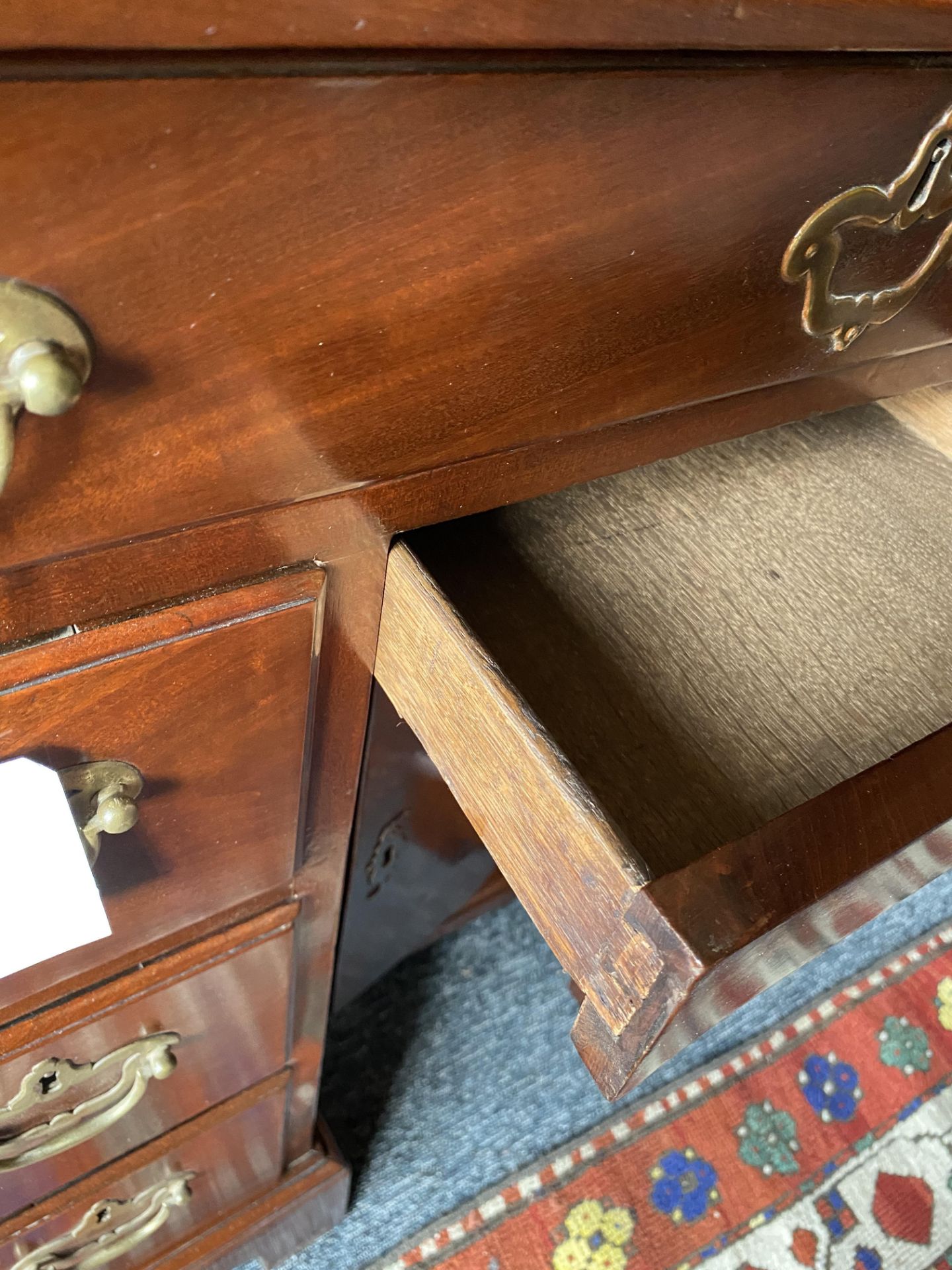 A George III mahogany kneehole desk - Image 7 of 11