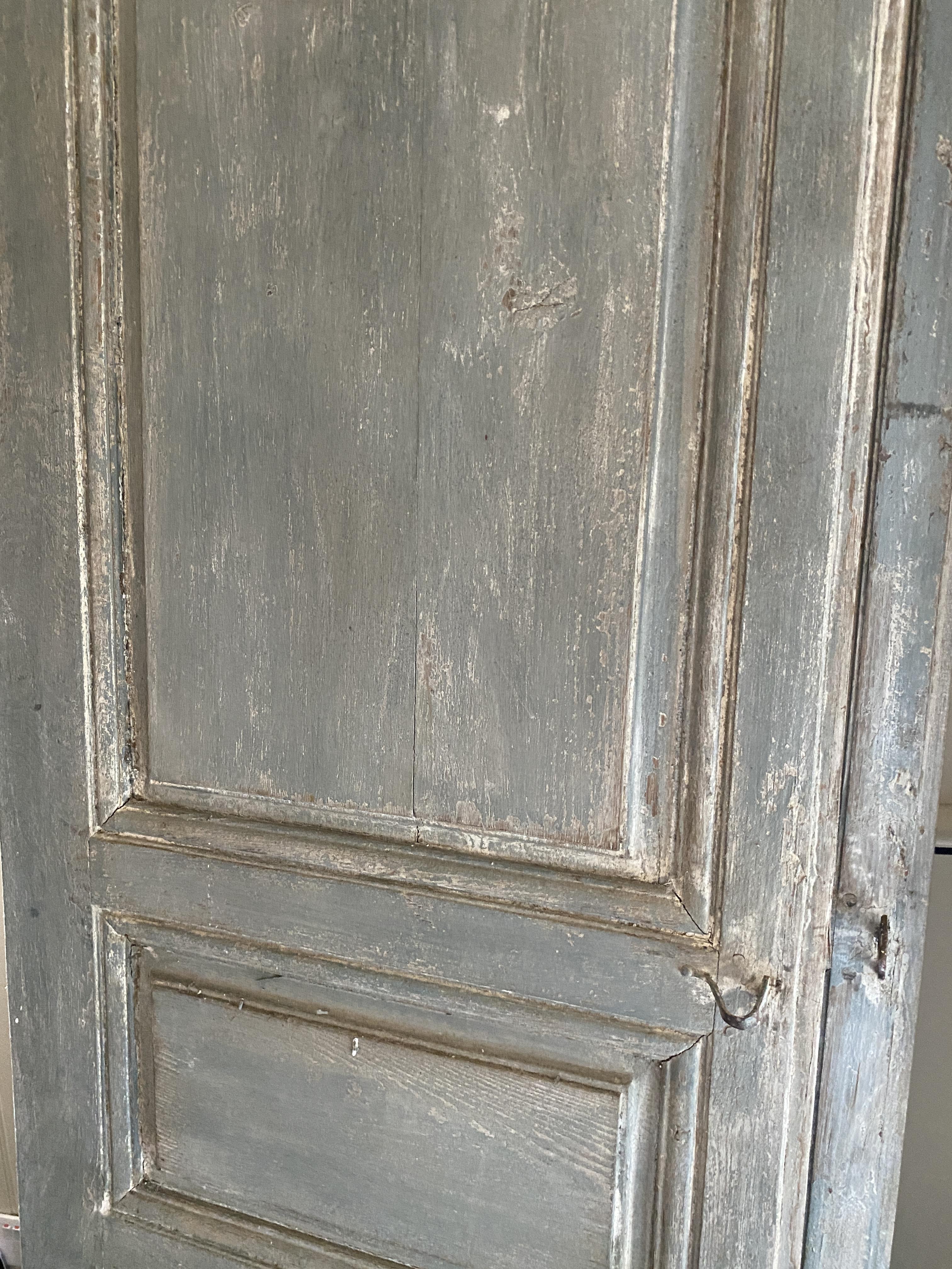 A large pair of 18th century French blue painted doors - Image 8 of 11