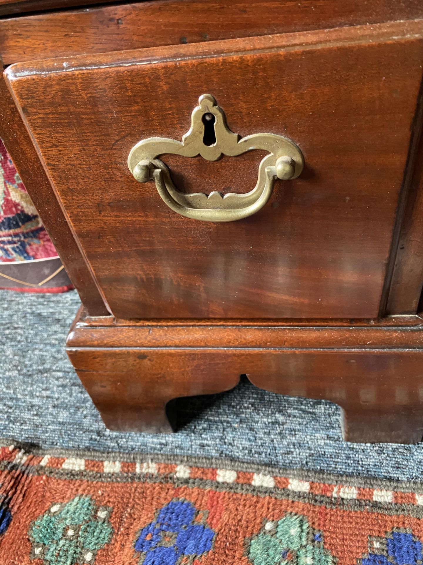 A George III mahogany kneehole desk - Image 10 of 11