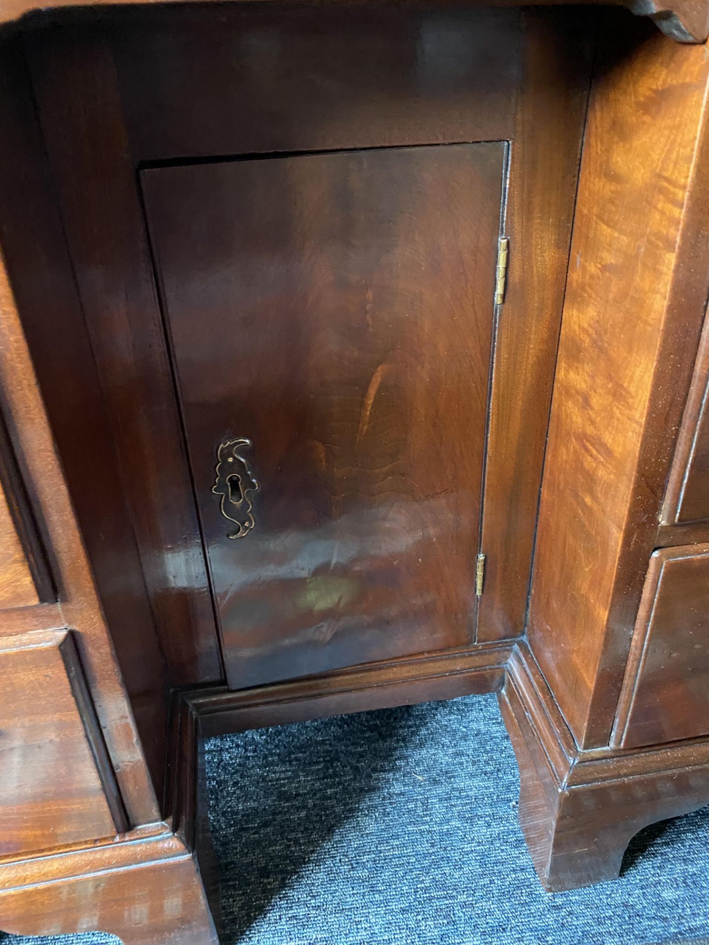 A George III mahogany kneehole desk - Image 9 of 11