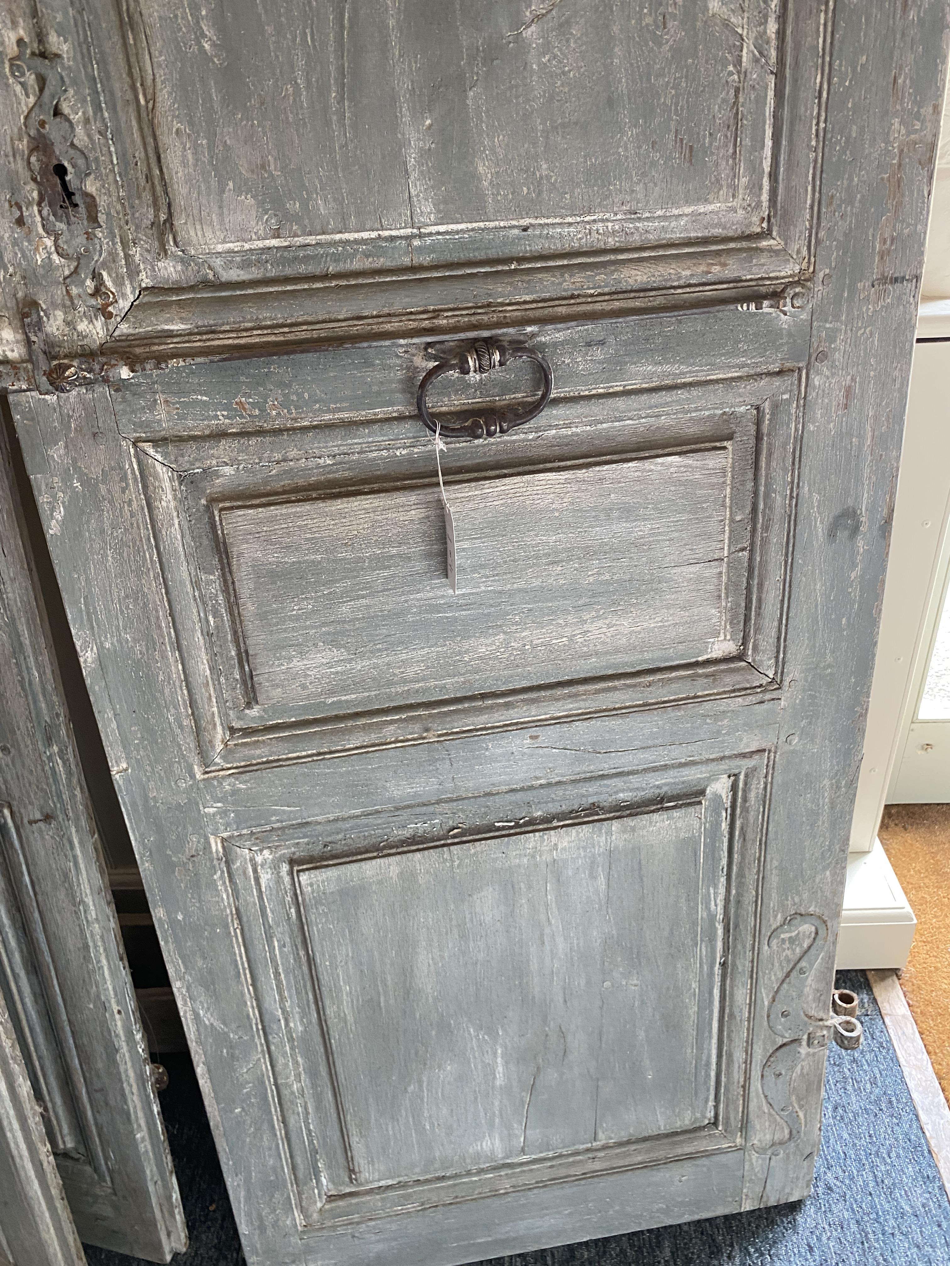 A large pair of 18th century French blue painted doors - Image 4 of 11