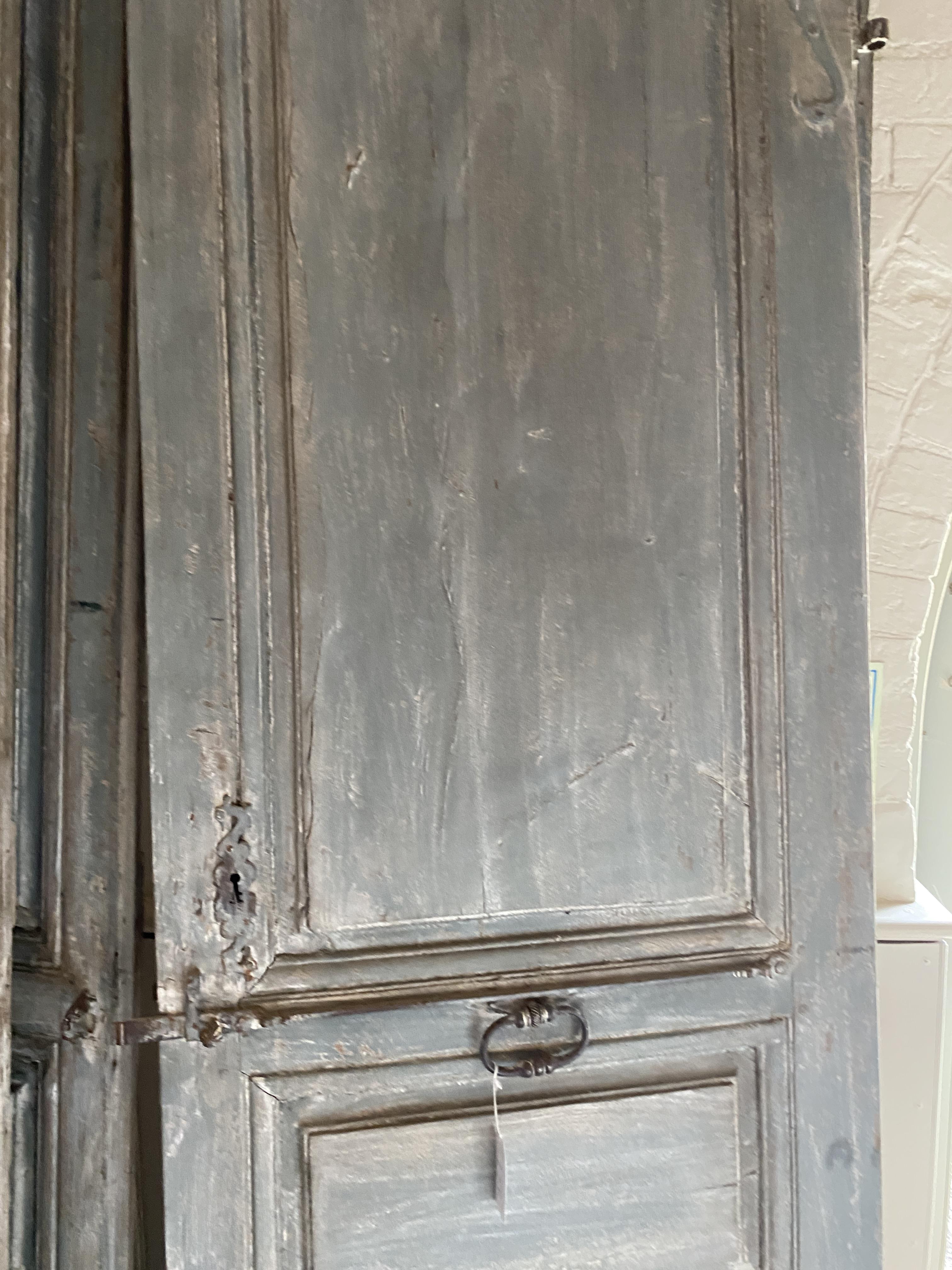 A large pair of 18th century French blue painted doors - Image 5 of 11