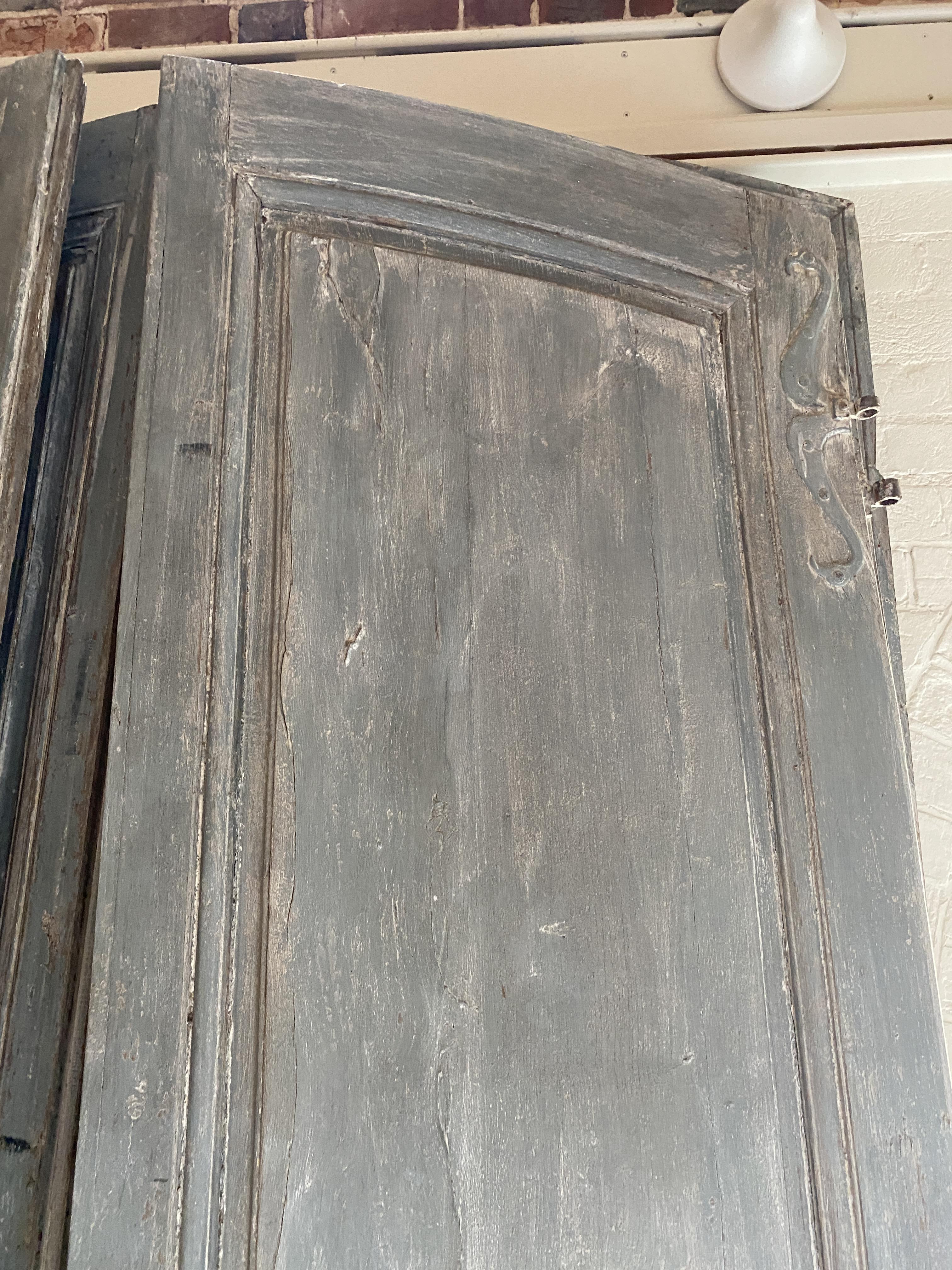 A large pair of 18th century French blue painted doors - Image 6 of 11