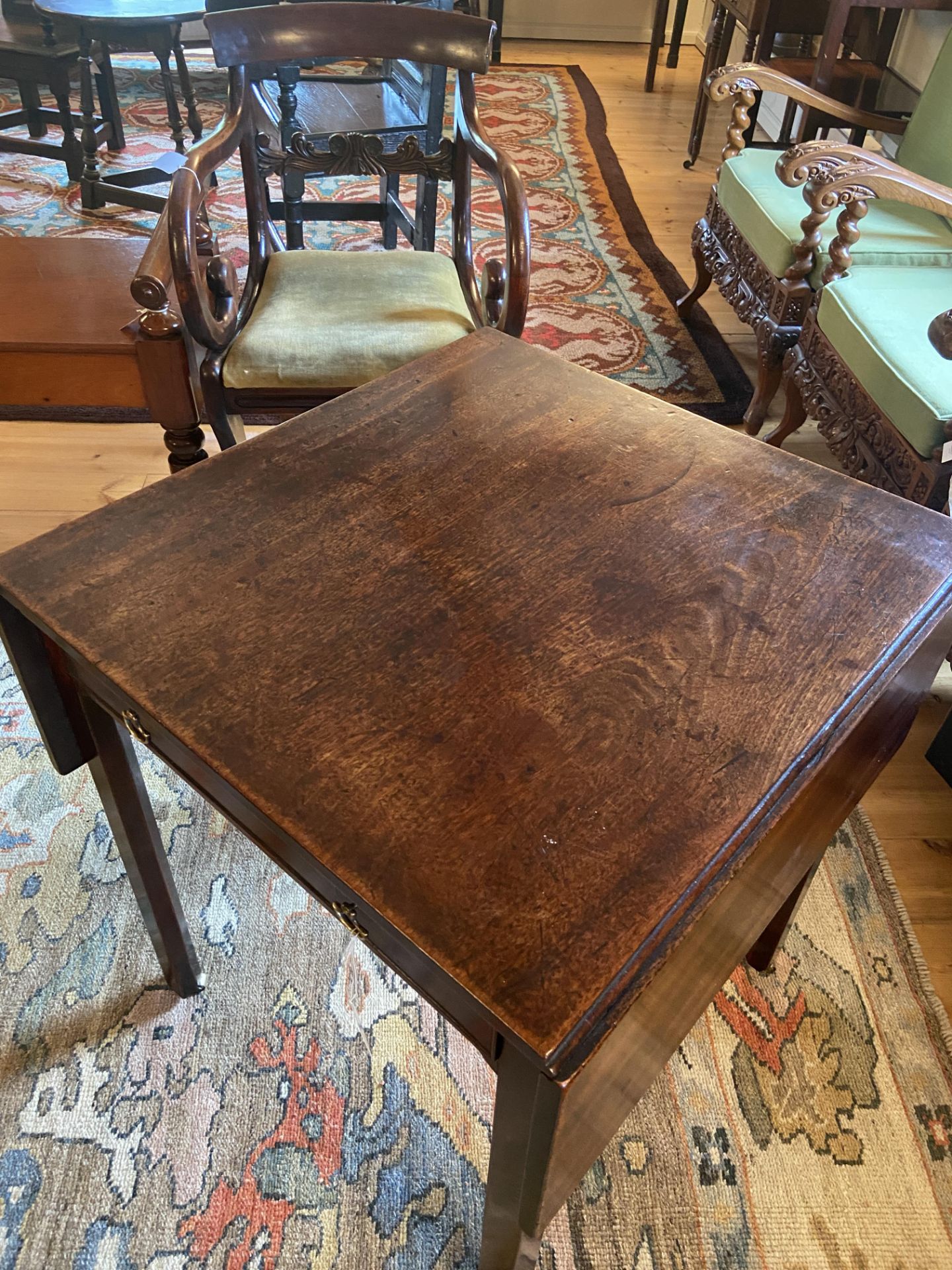 An early George III mahogany pembroke table - Image 2 of 15