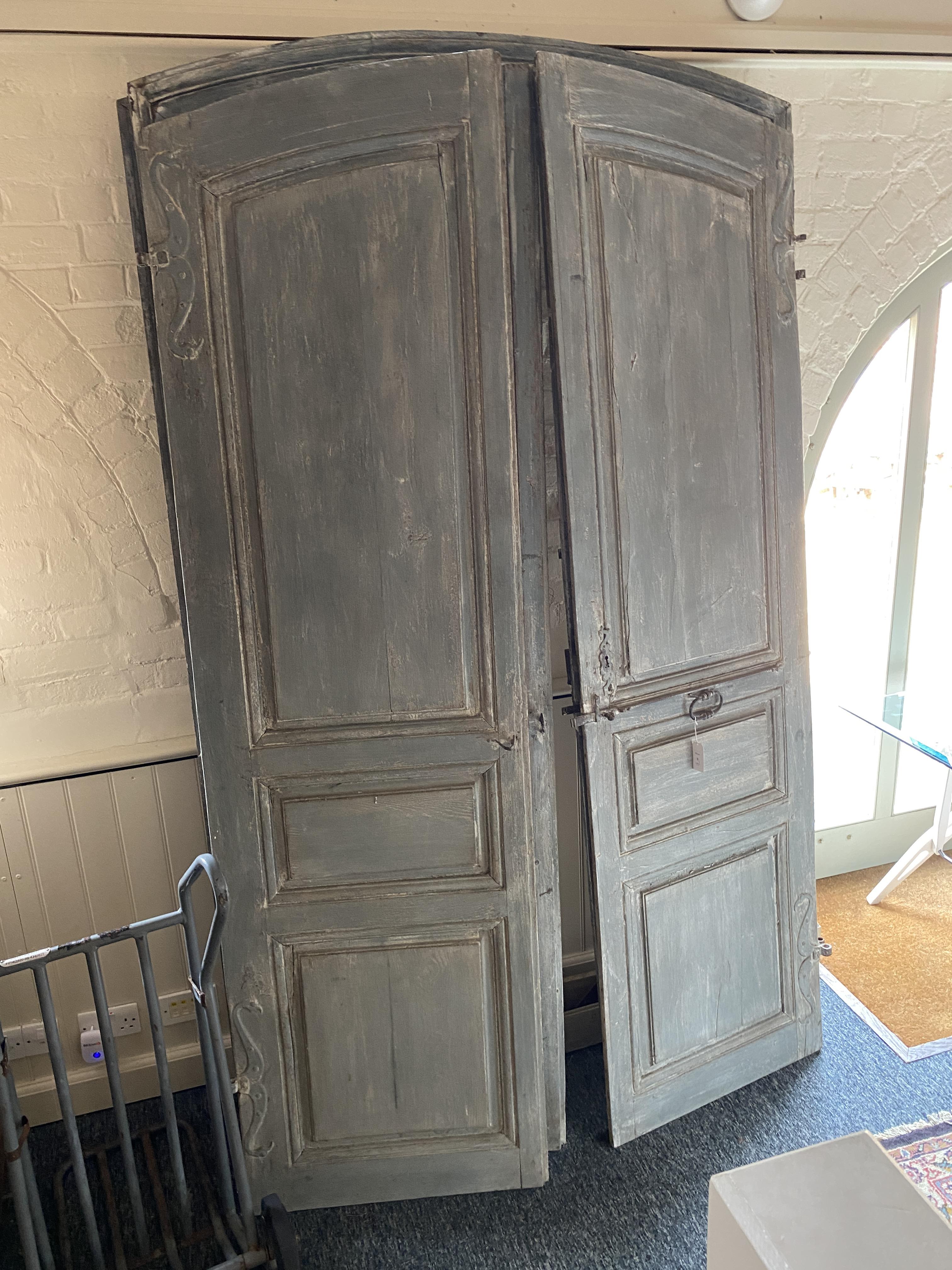 A large pair of 18th century French blue painted doors - Image 3 of 11