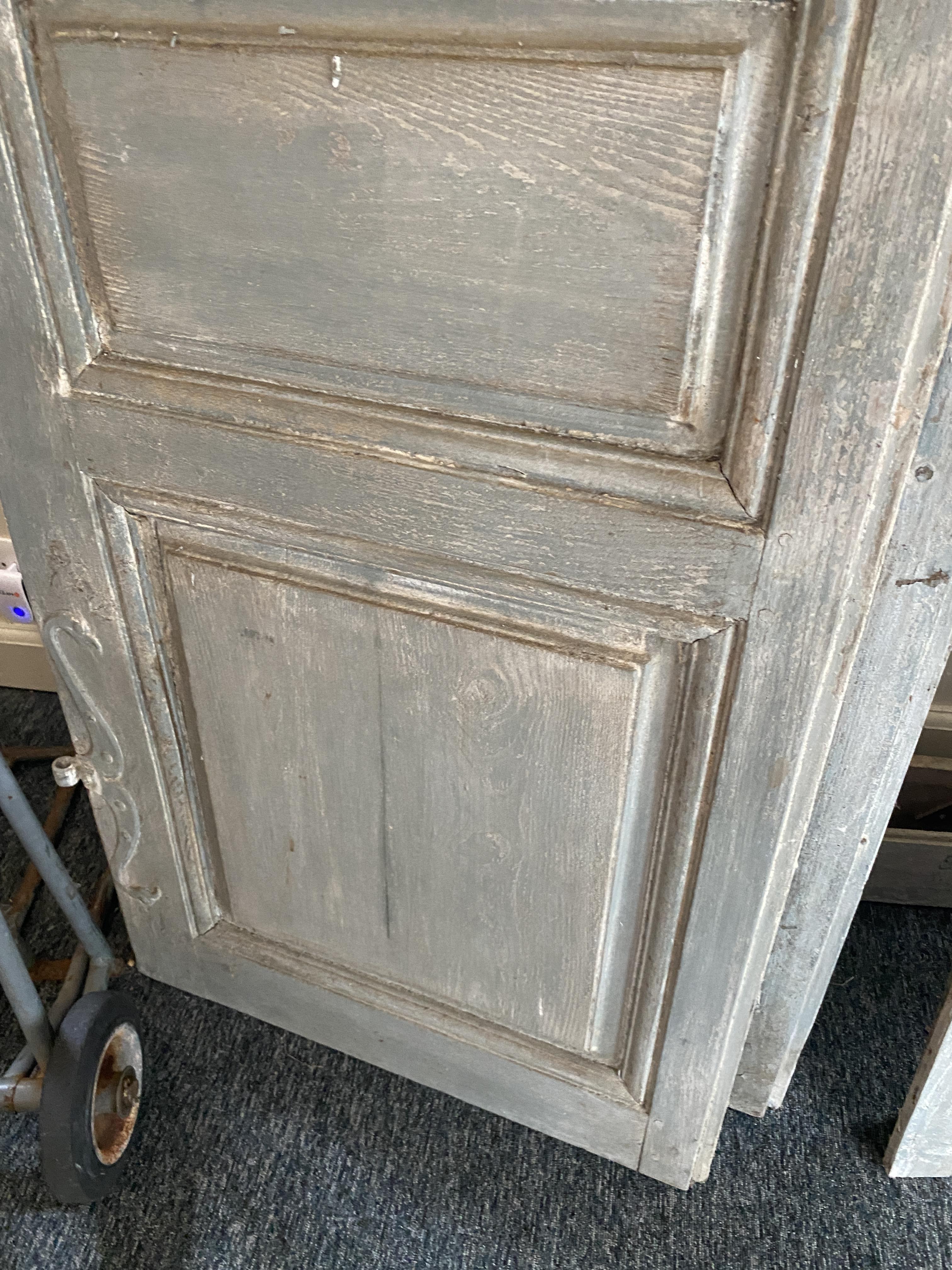 A large pair of 18th century French blue painted doors - Image 9 of 11