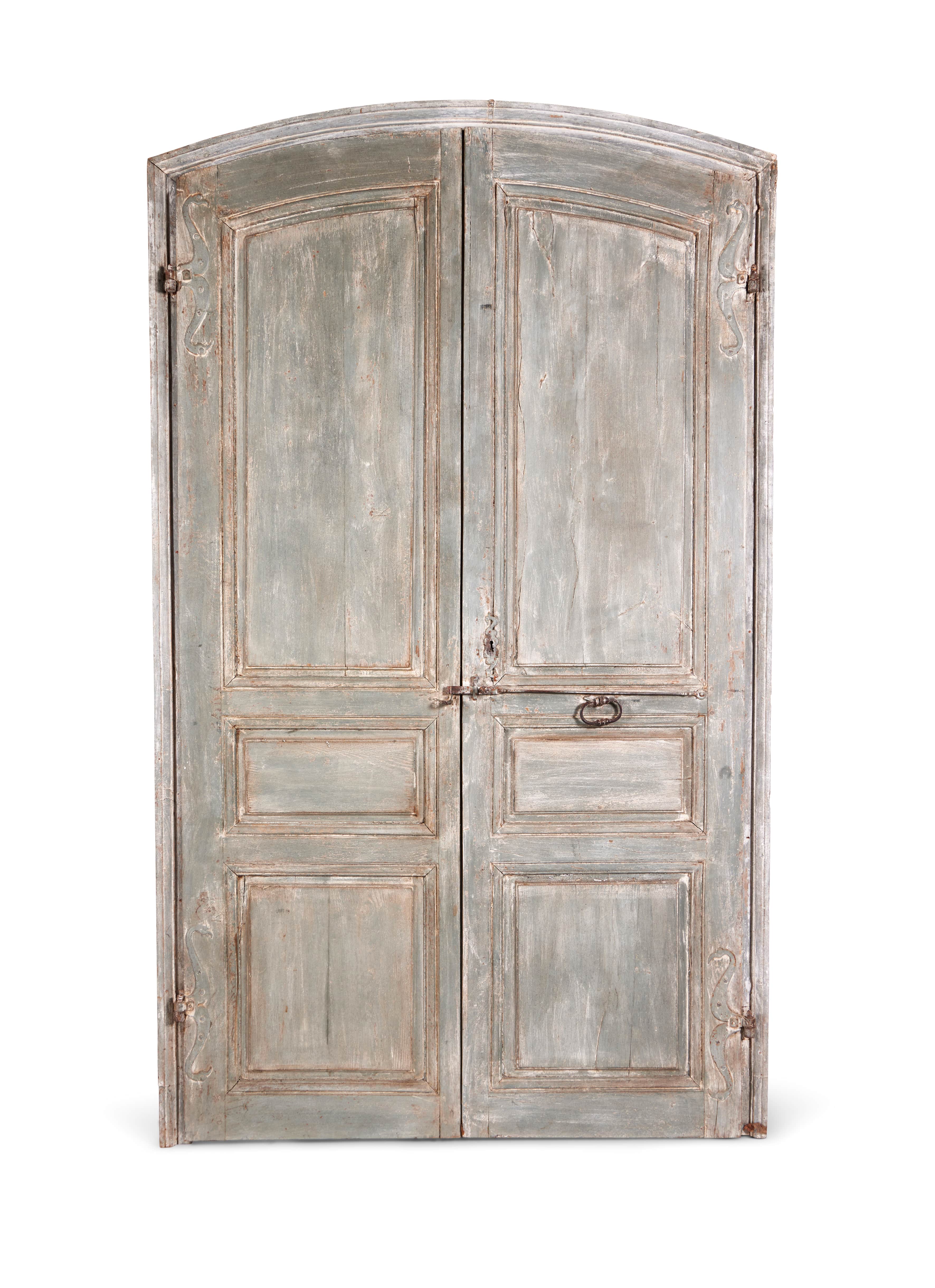 A large pair of 18th century French blue painted doors - Image 2 of 11