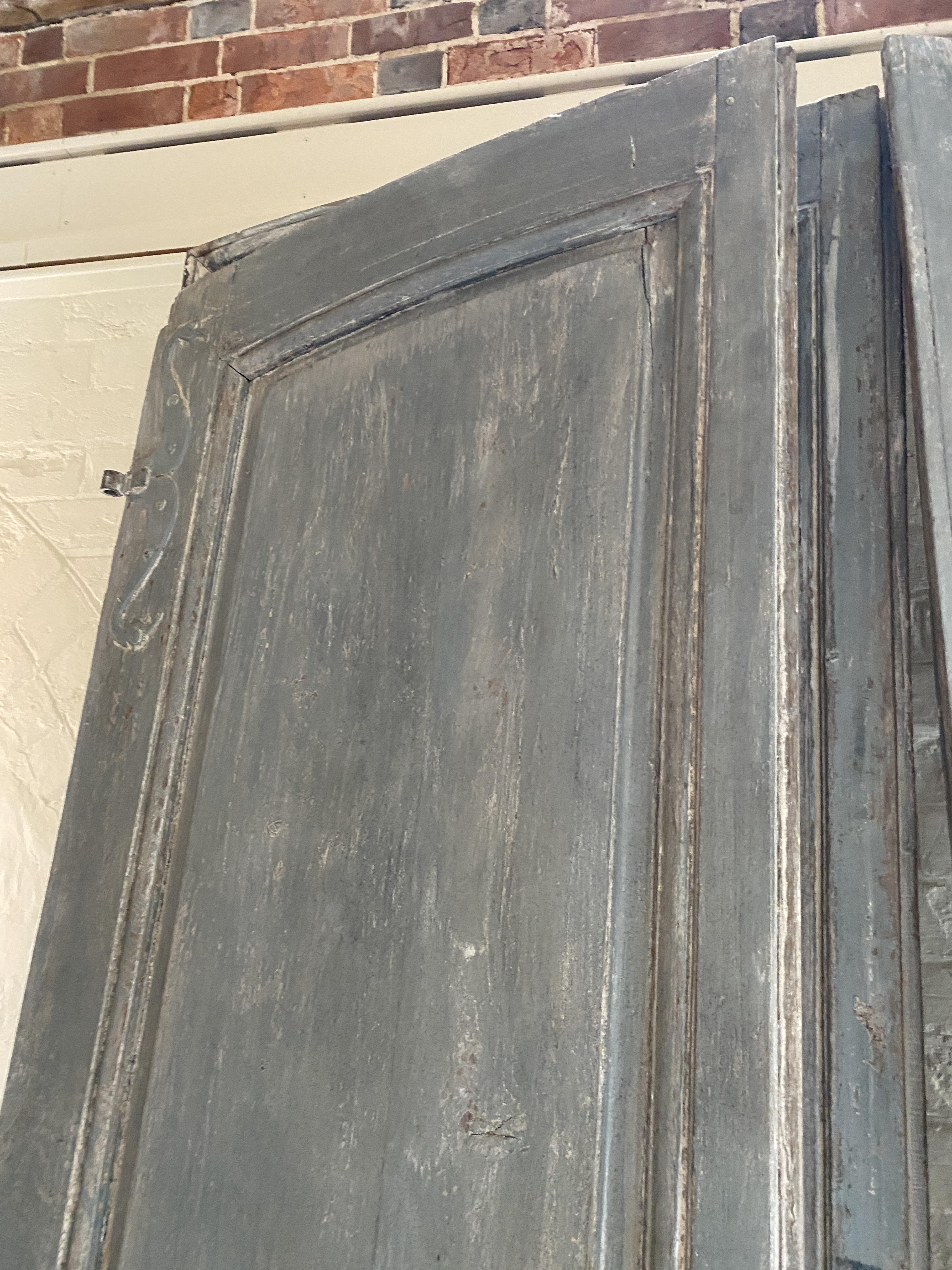 A large pair of 18th century French blue painted doors - Image 7 of 11