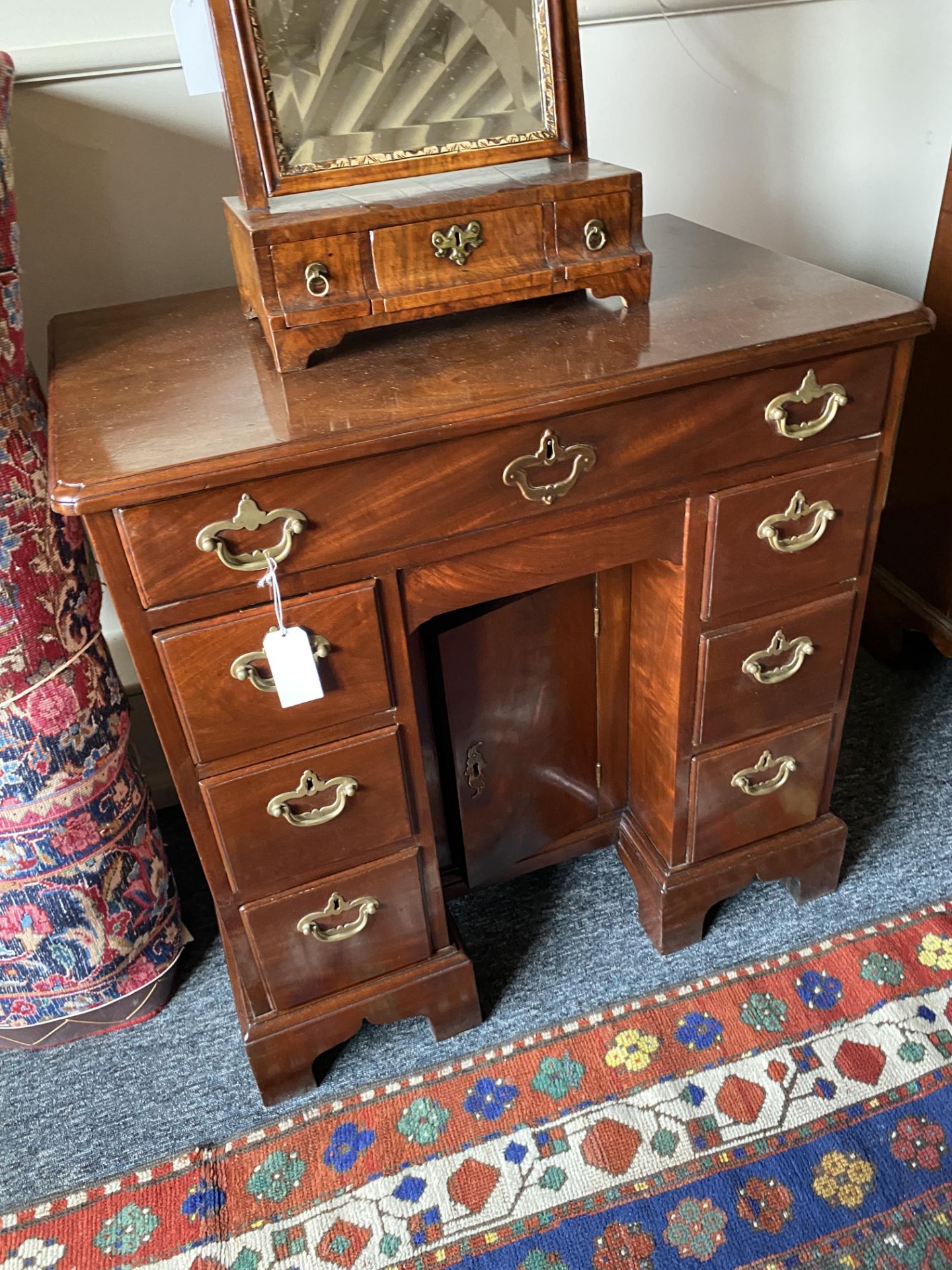 A George III mahogany kneehole desk - Image 6 of 11