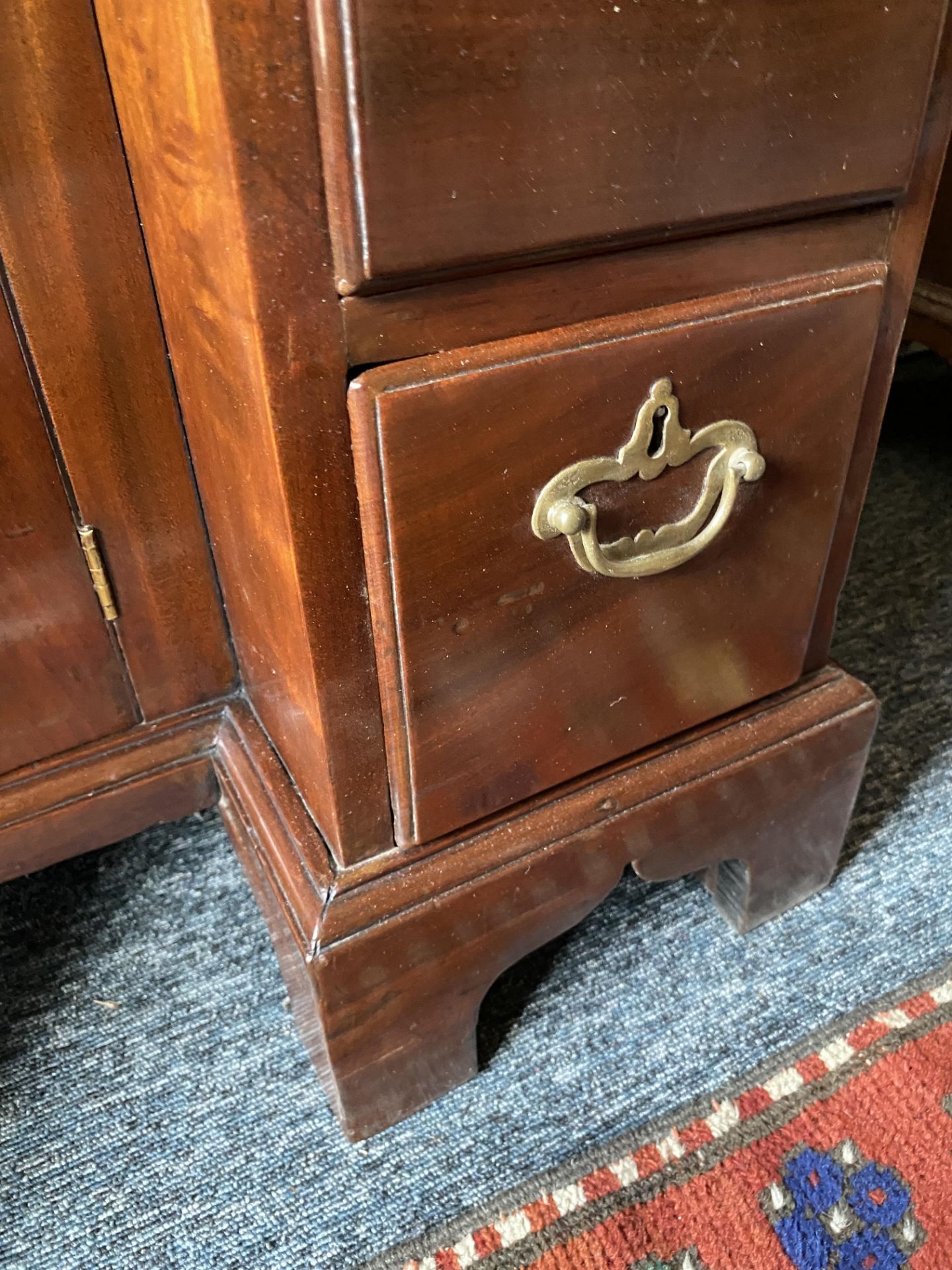 A George III mahogany kneehole desk - Image 11 of 11