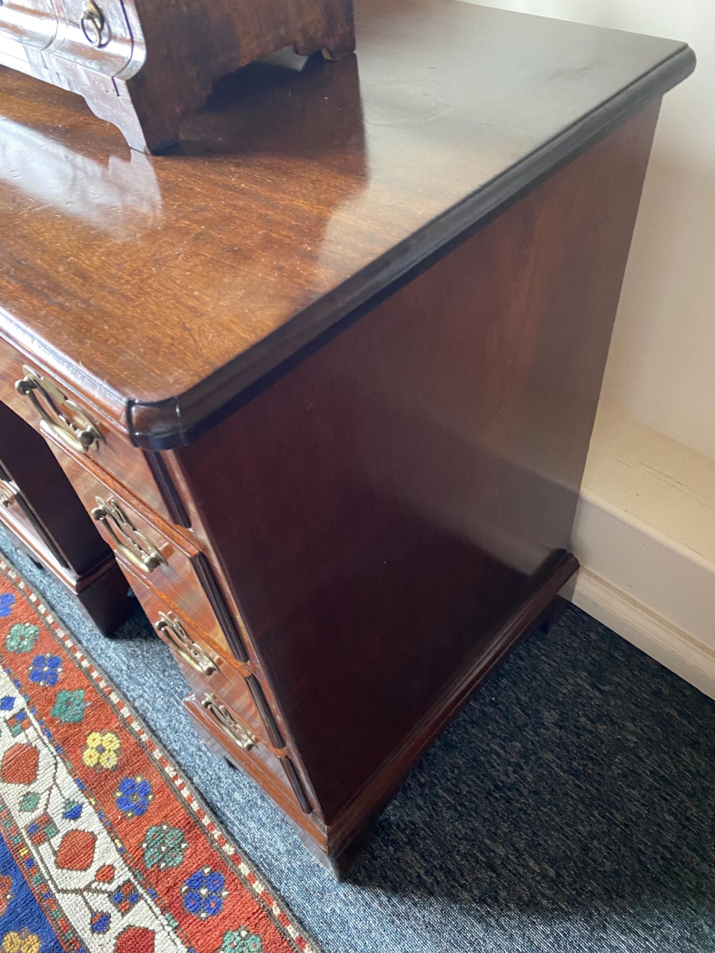 A George III mahogany kneehole desk - Image 3 of 11
