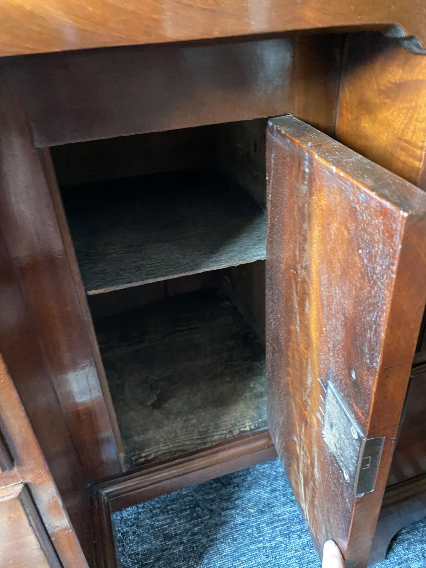 A George III mahogany kneehole desk - Image 8 of 11