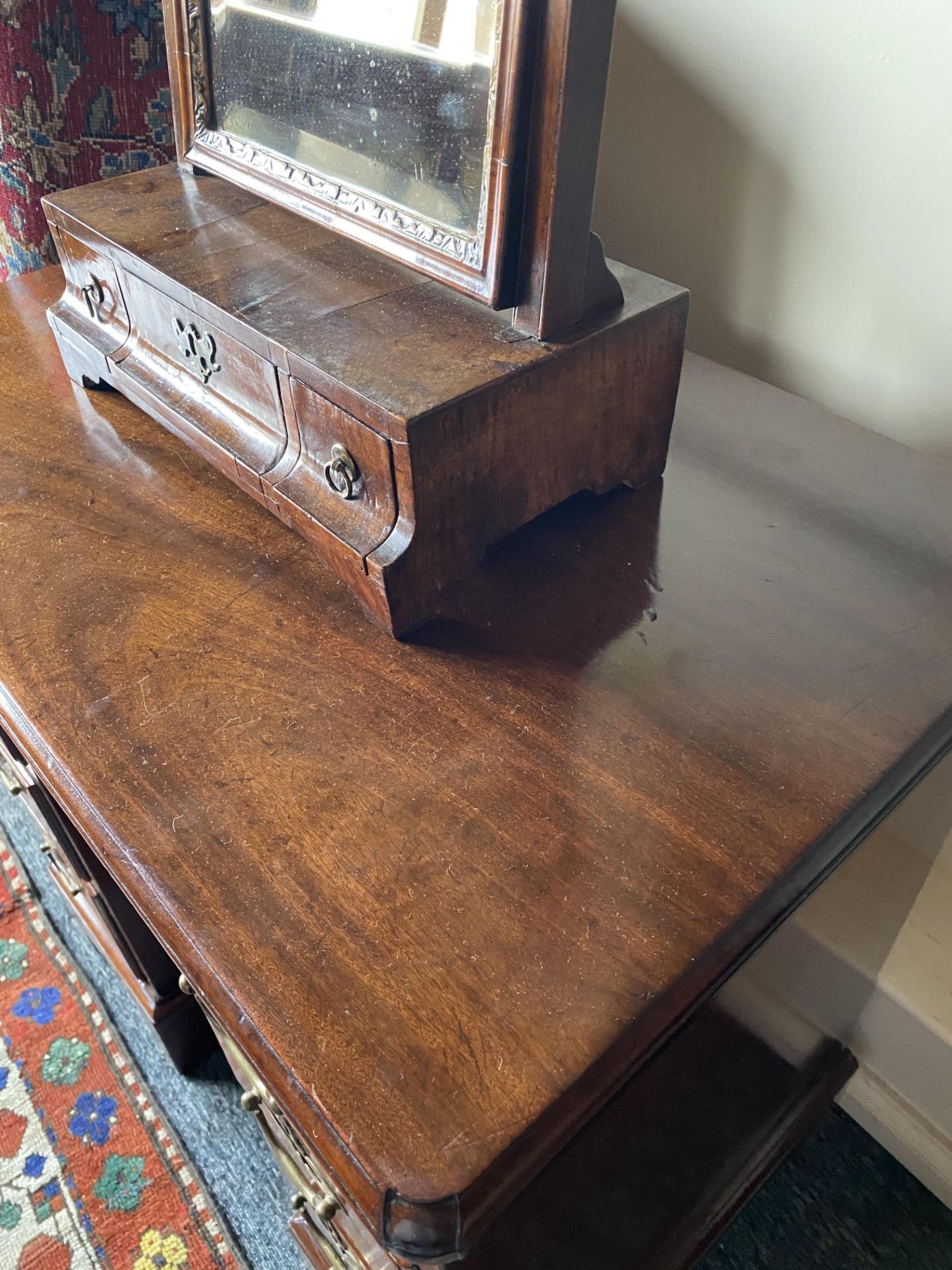 A George III mahogany kneehole desk - Image 4 of 11