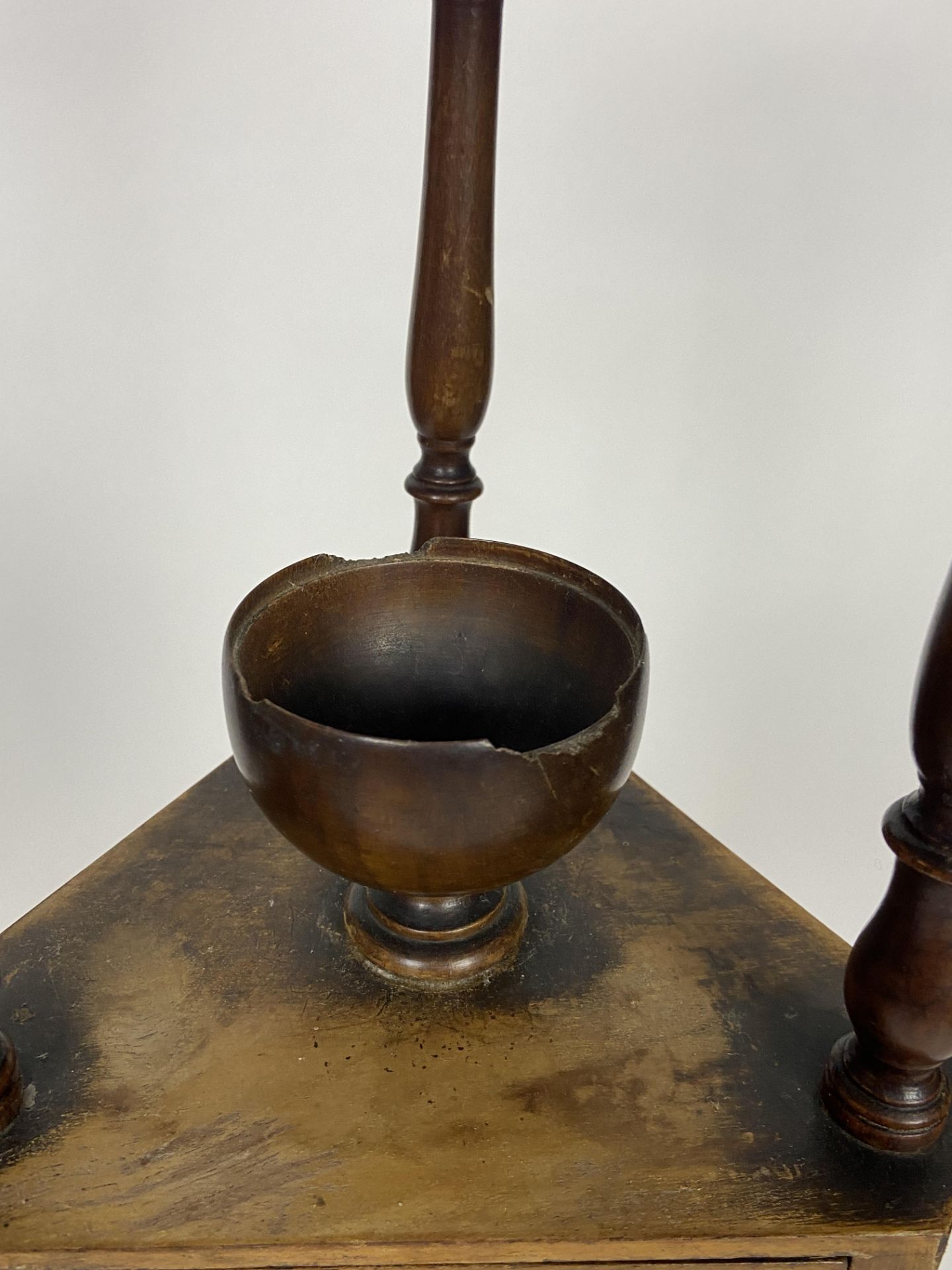 A George III style mahogany shaving stand - Image 4 of 5