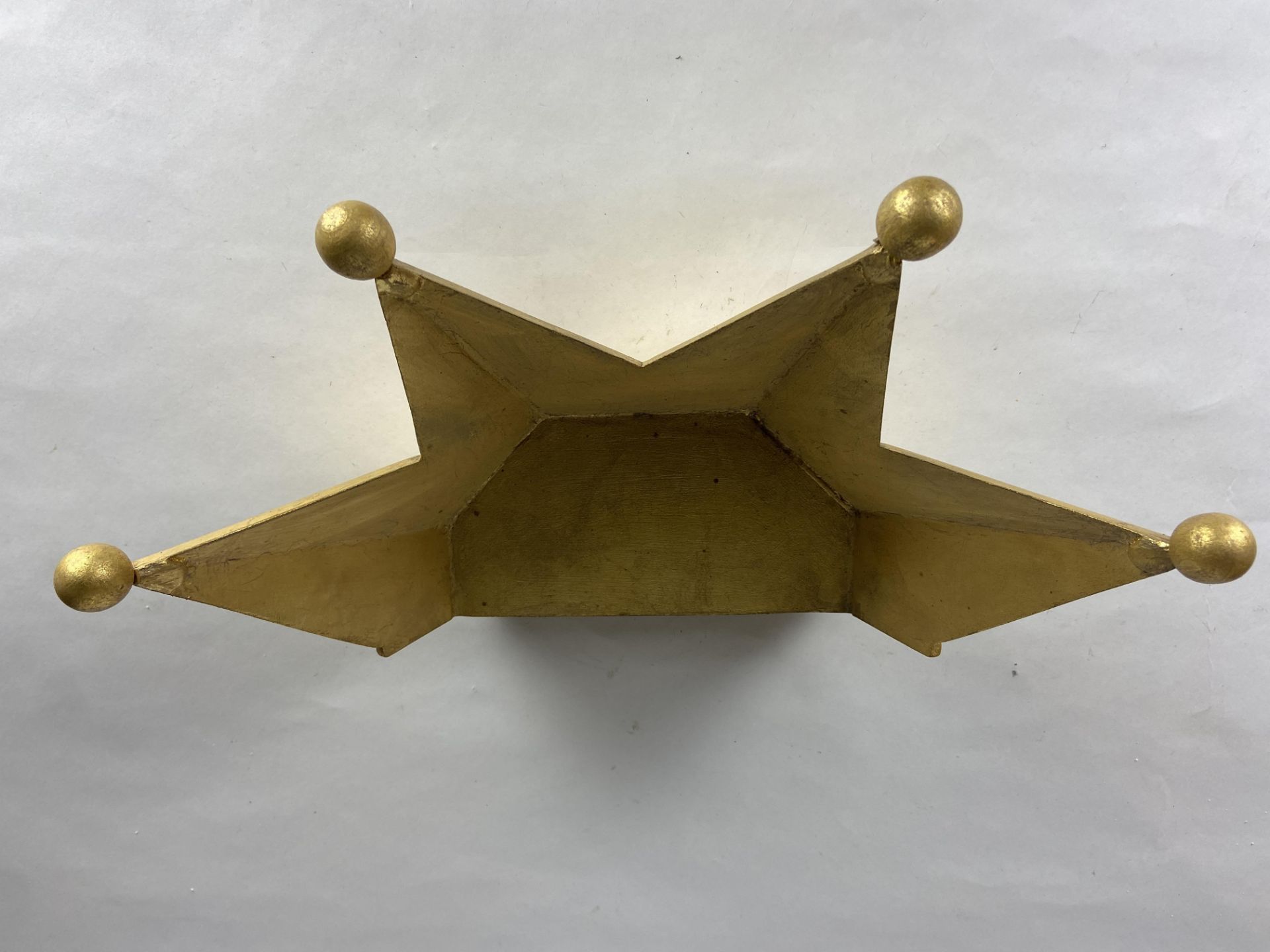 A carved gilt wood coronet stand / plinth - Image 4 of 5