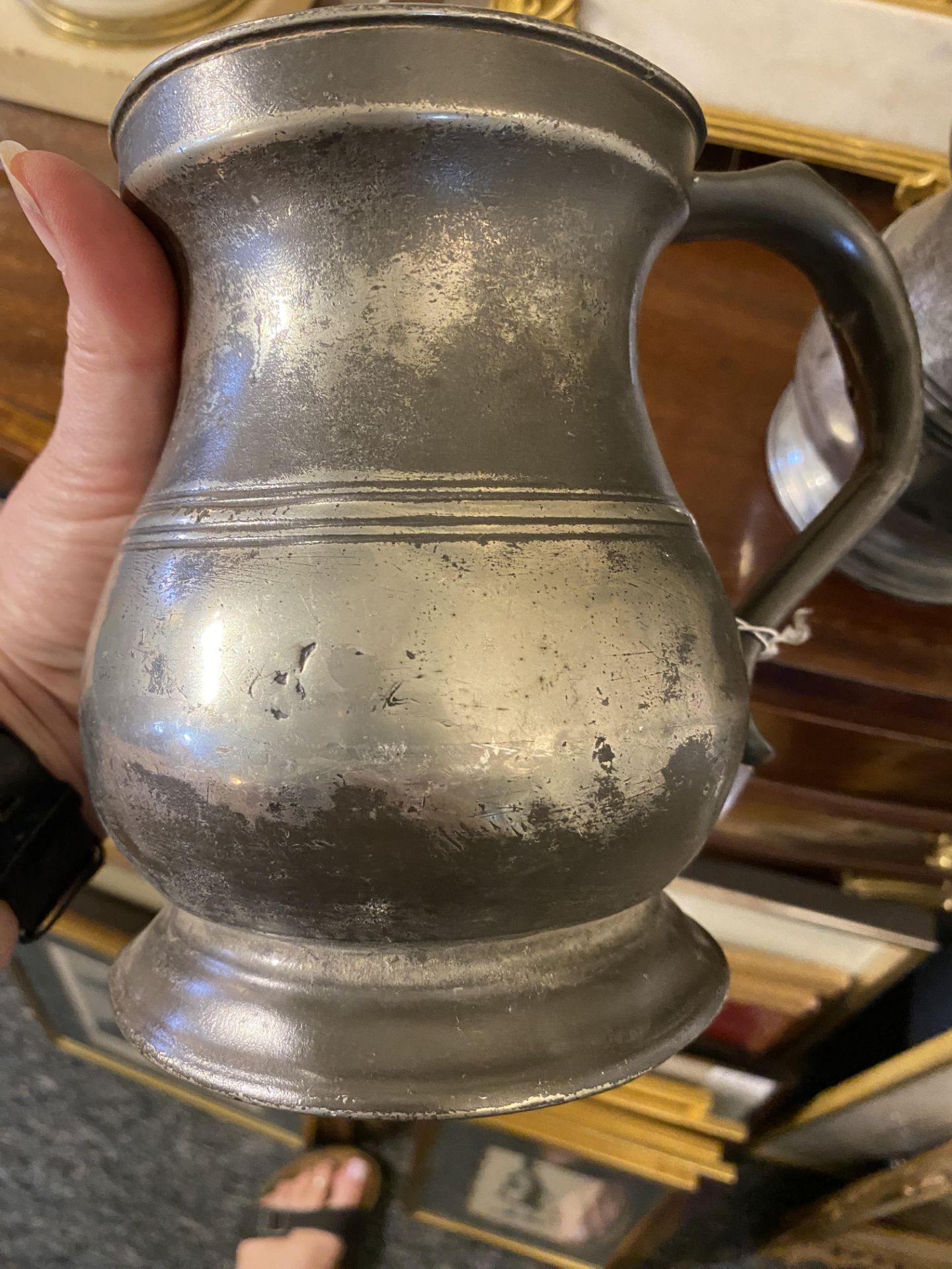 Two 18th century pewter quart handled tankards - Image 5 of 8