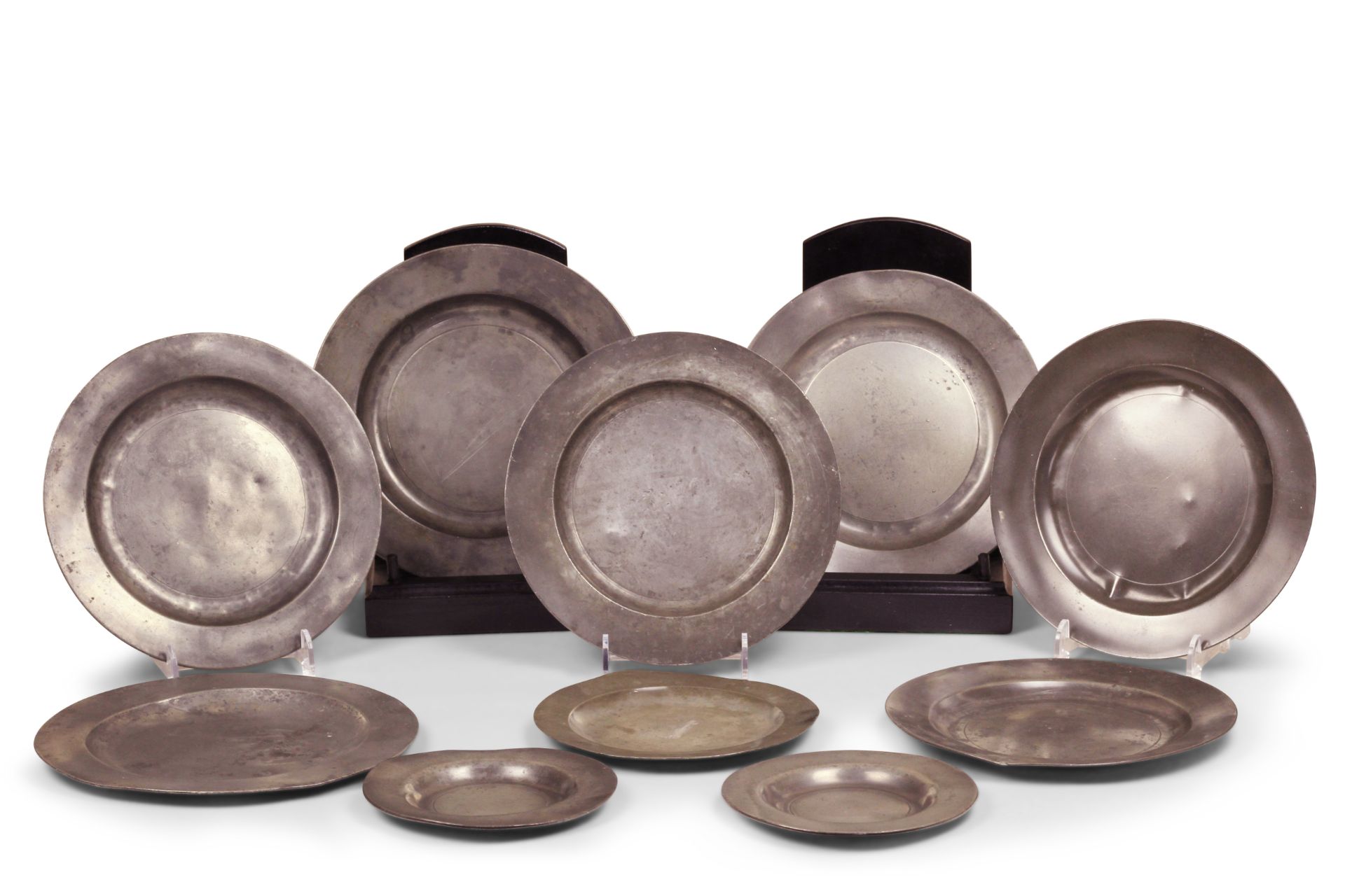 Ten 18th century pewter plates