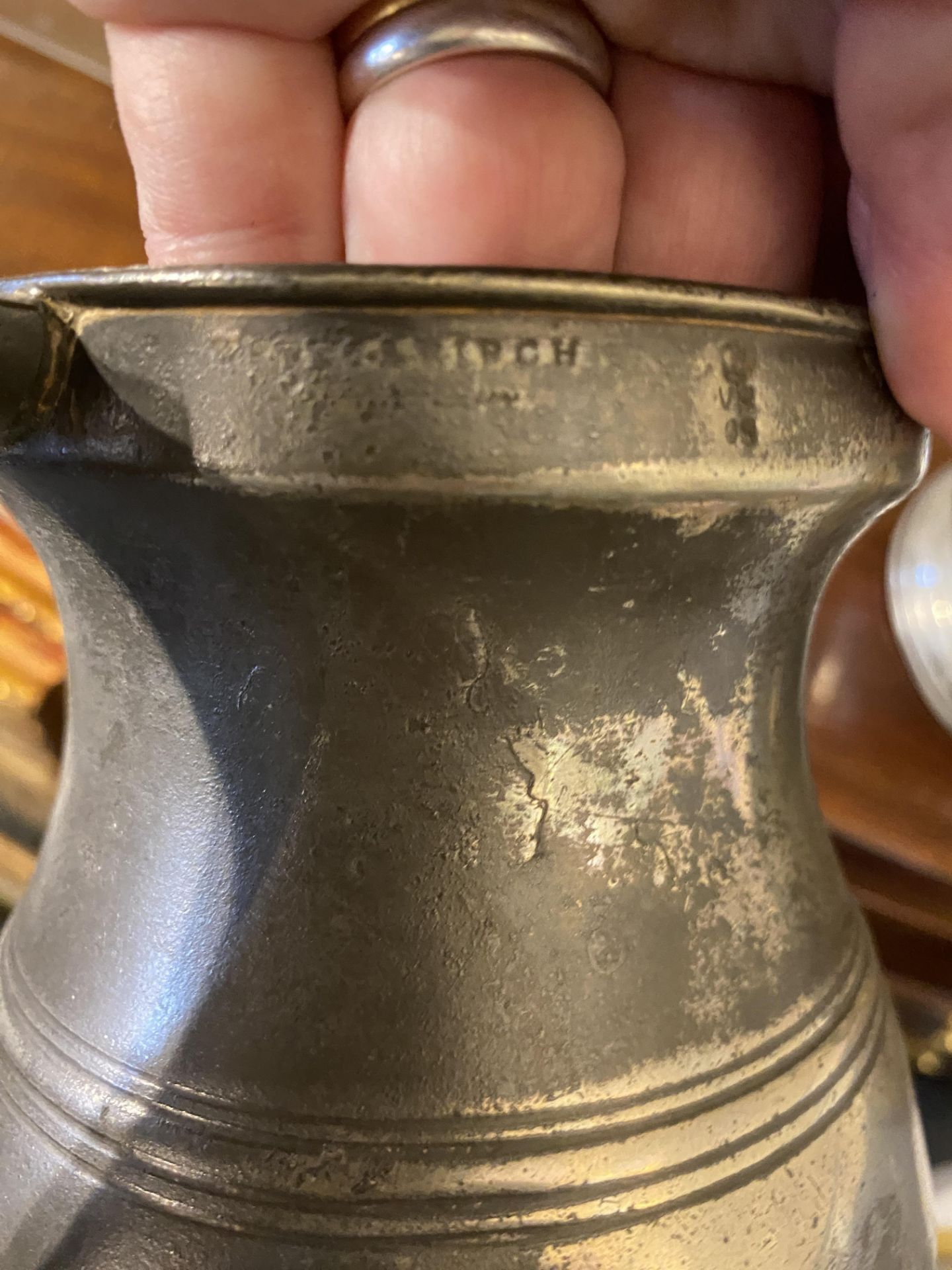 Two 18th century pewter quart handled tankards - Image 3 of 8