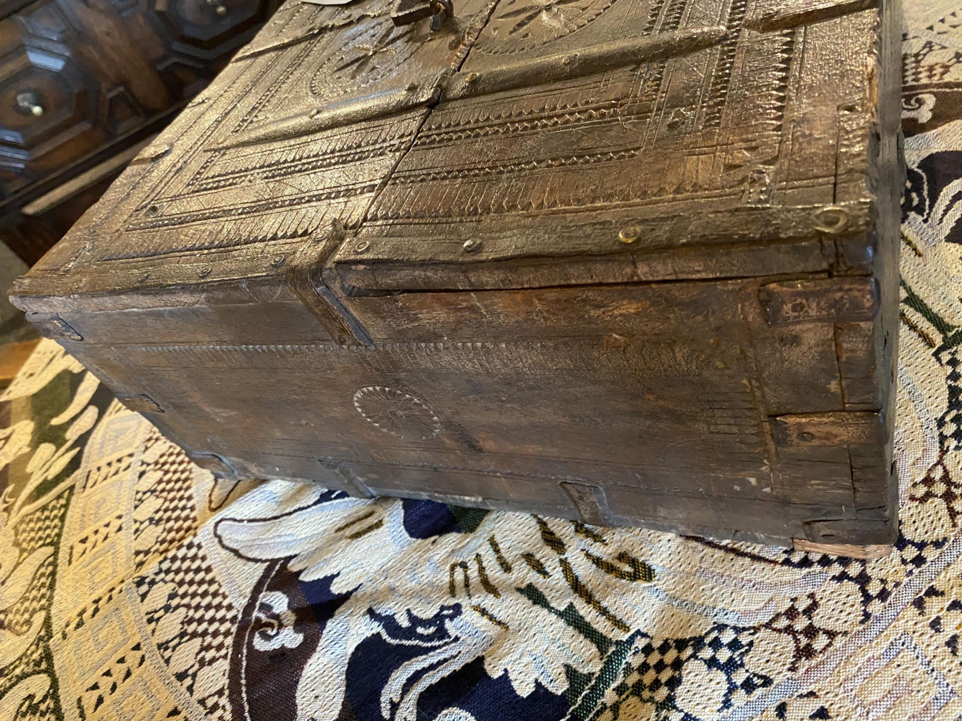 An early 20th century Northern Indian carved teak dowry box - Image 6 of 8