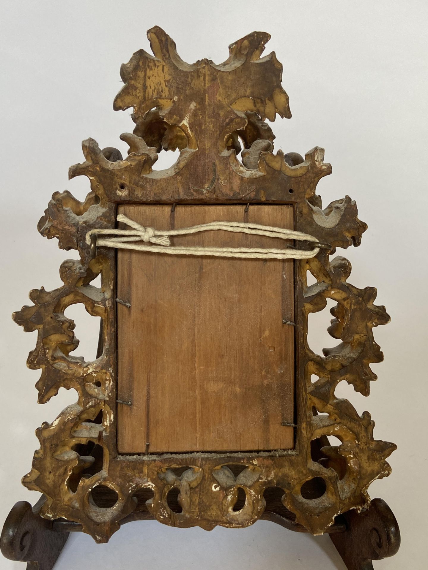 A small late 19th century Florentine carved giltwood mirror - Image 5 of 5