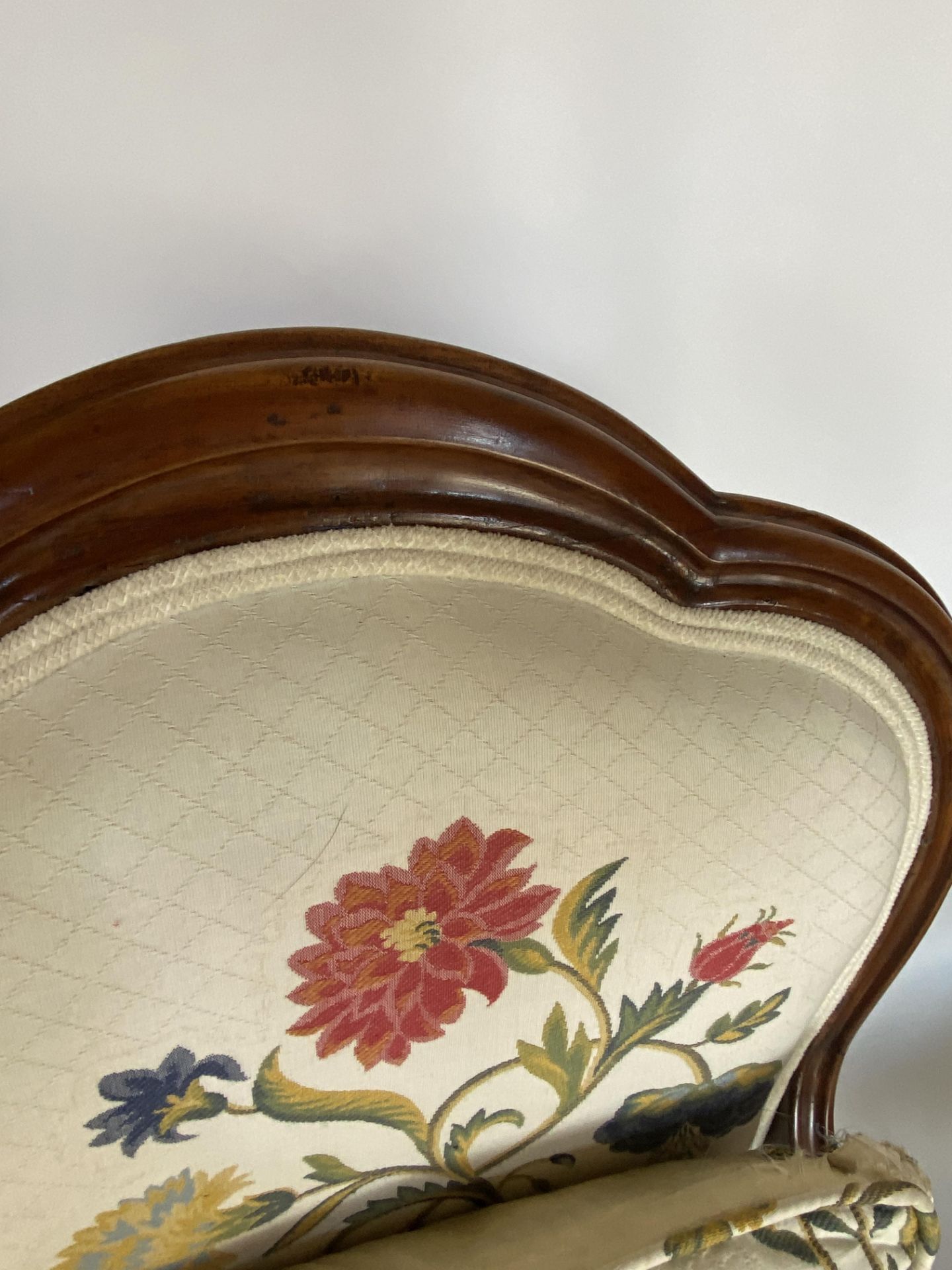 A pair of 19th century French Louis XV style mahogany cream floral upholstered fauteuils - Image 4 of 7