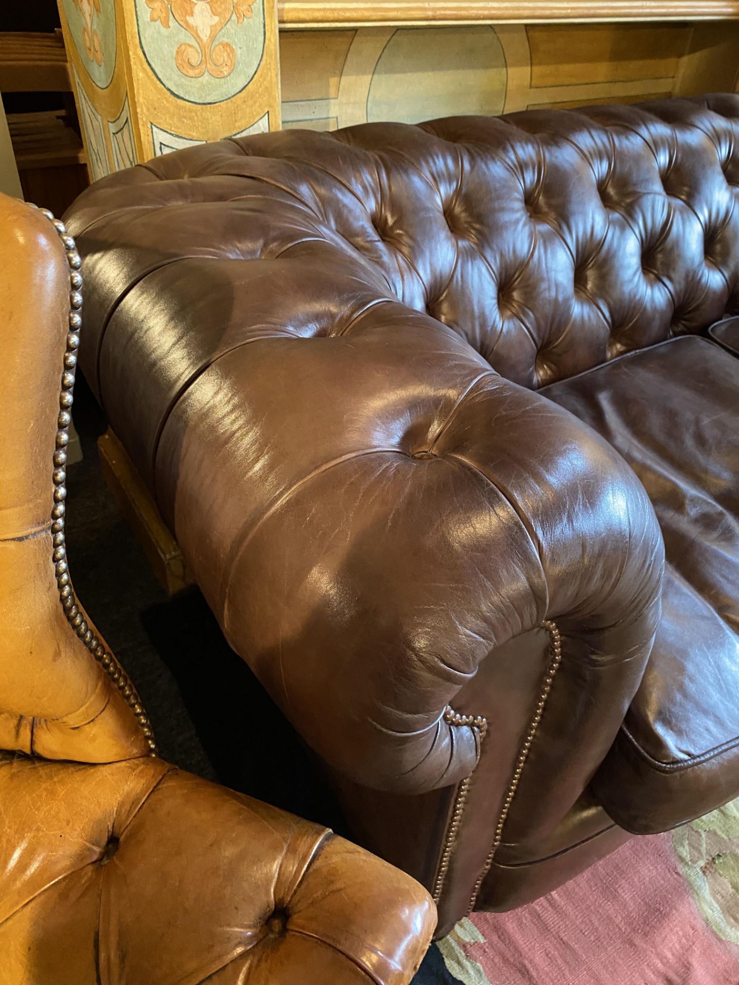 A contemporary brown leather and close-nailed two-seater Chesterfield sofa by The Original Sofa Co. - Image 4 of 5
