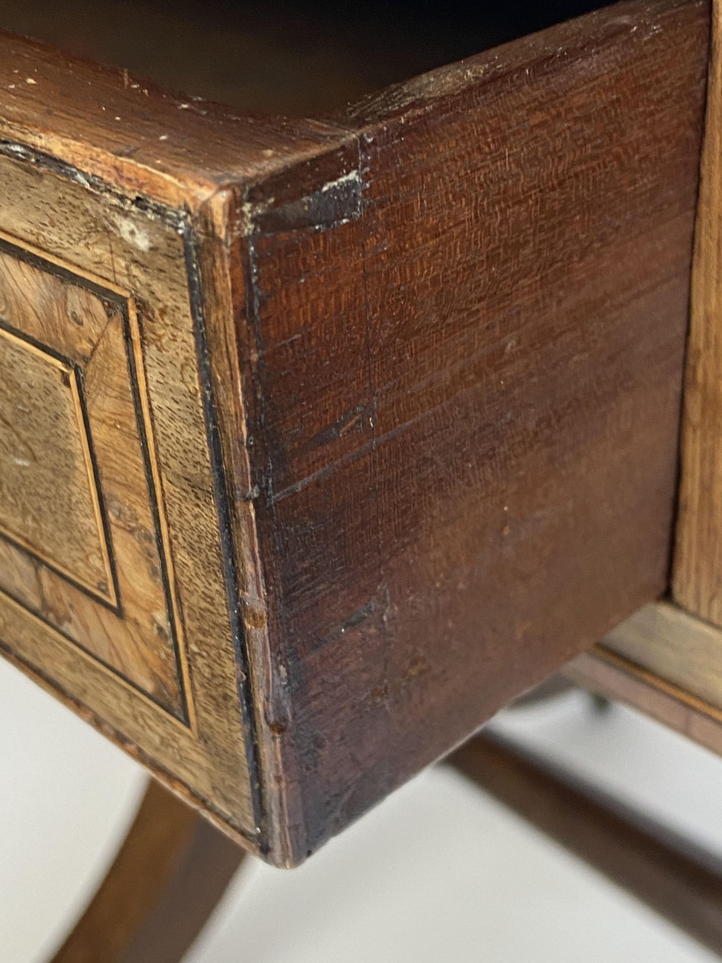 A Regency style mahogany and yew wood banded sofa table - Image 5 of 5