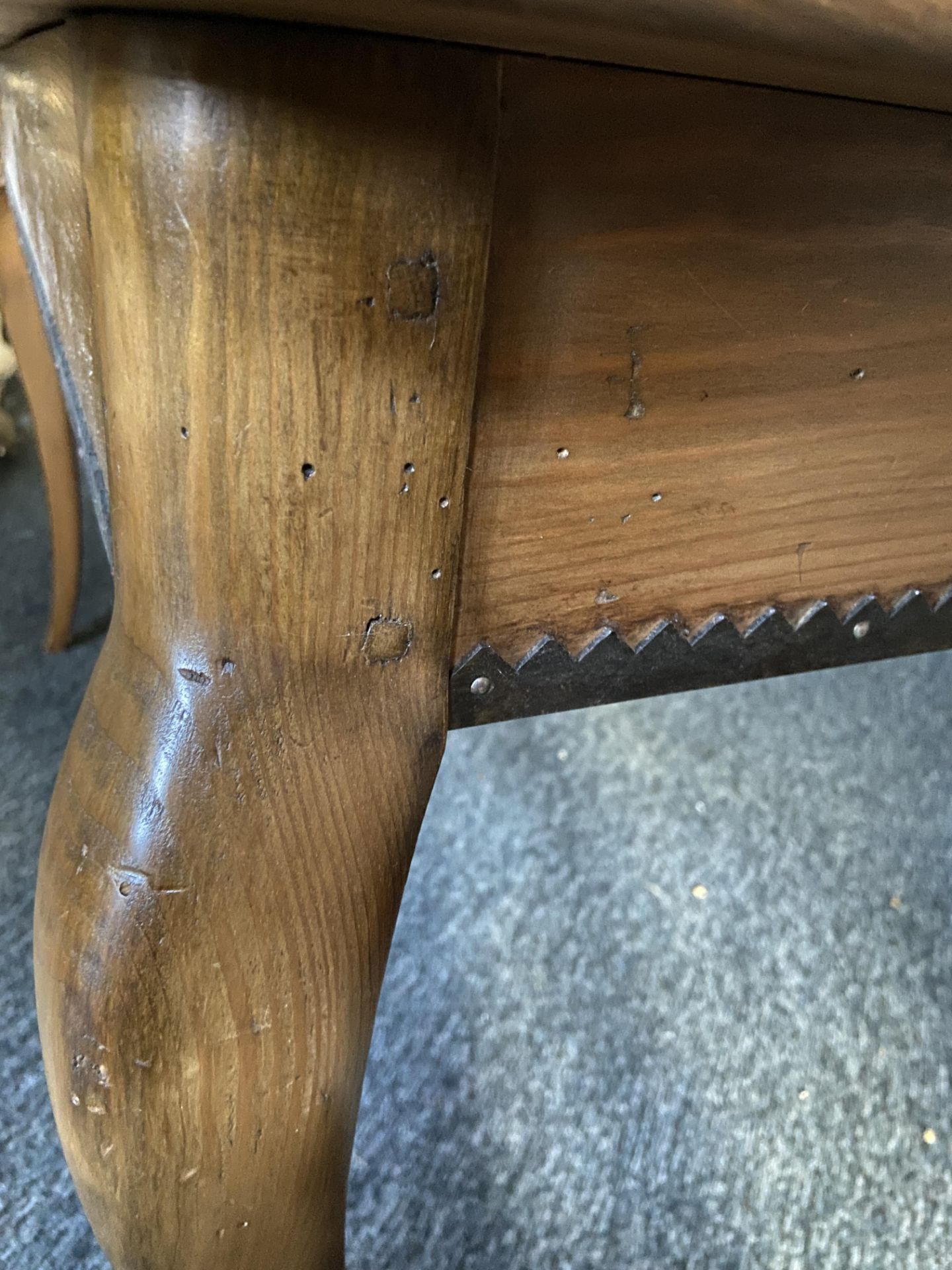 A Louis XV style French pine extending farmhouse table - Image 7 of 8