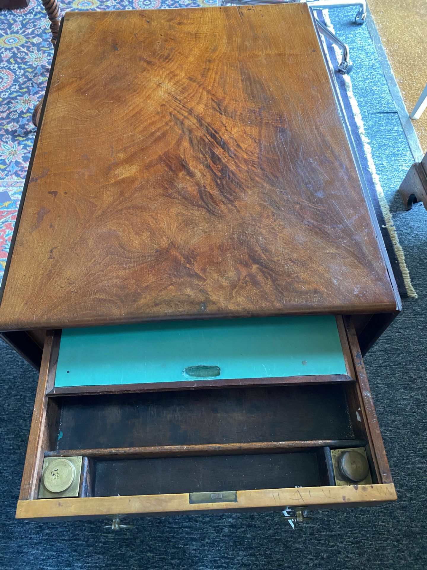 A George III mahogany pembroke supper table - Image 6 of 7