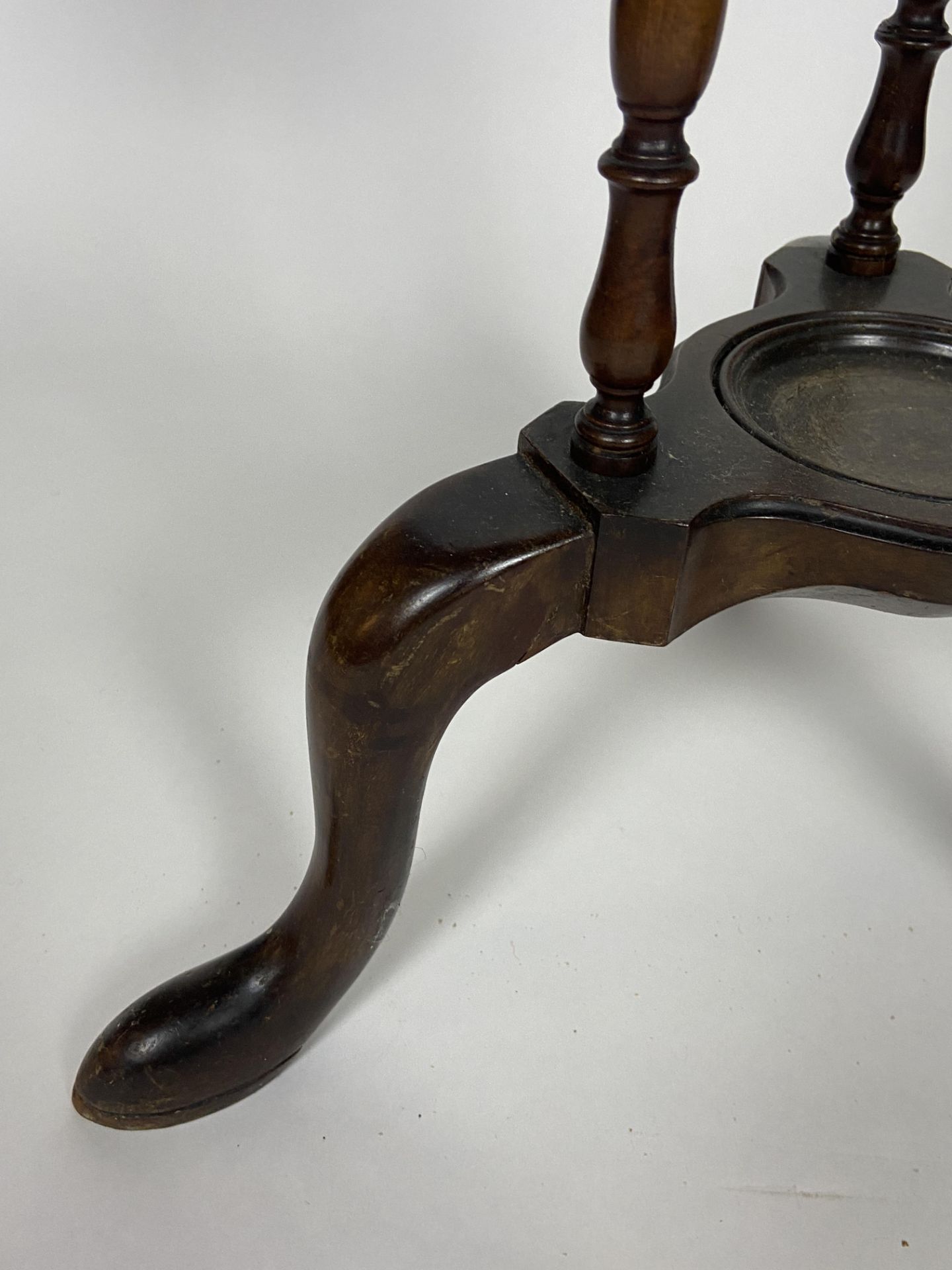 A George III style mahogany shaving stand - Image 3 of 5