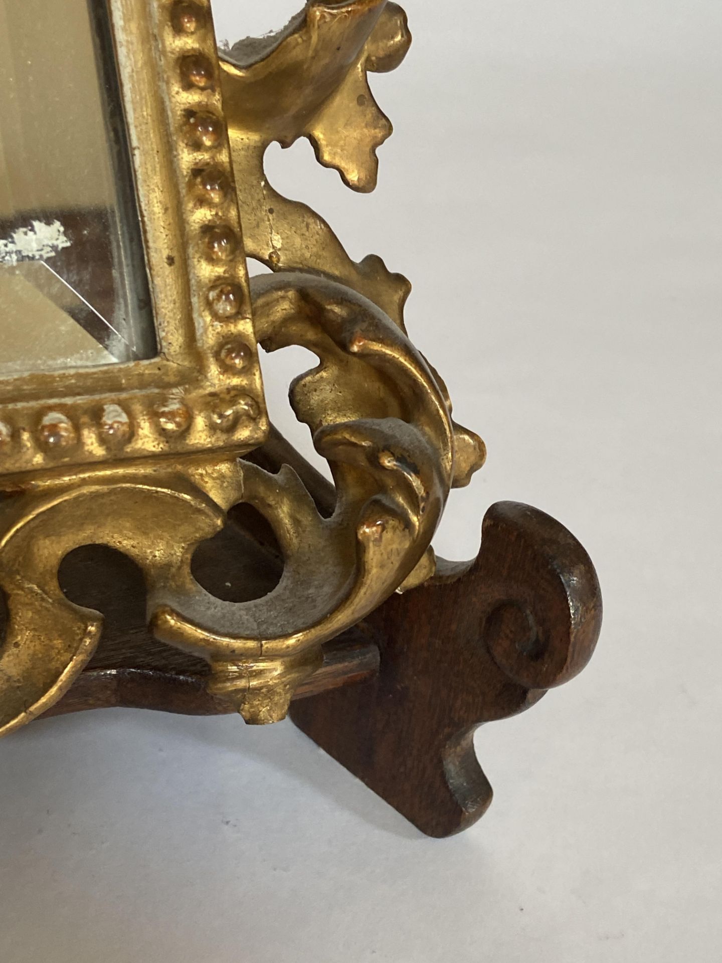 A small late 19th century Florentine carved giltwood mirror - Image 3 of 5