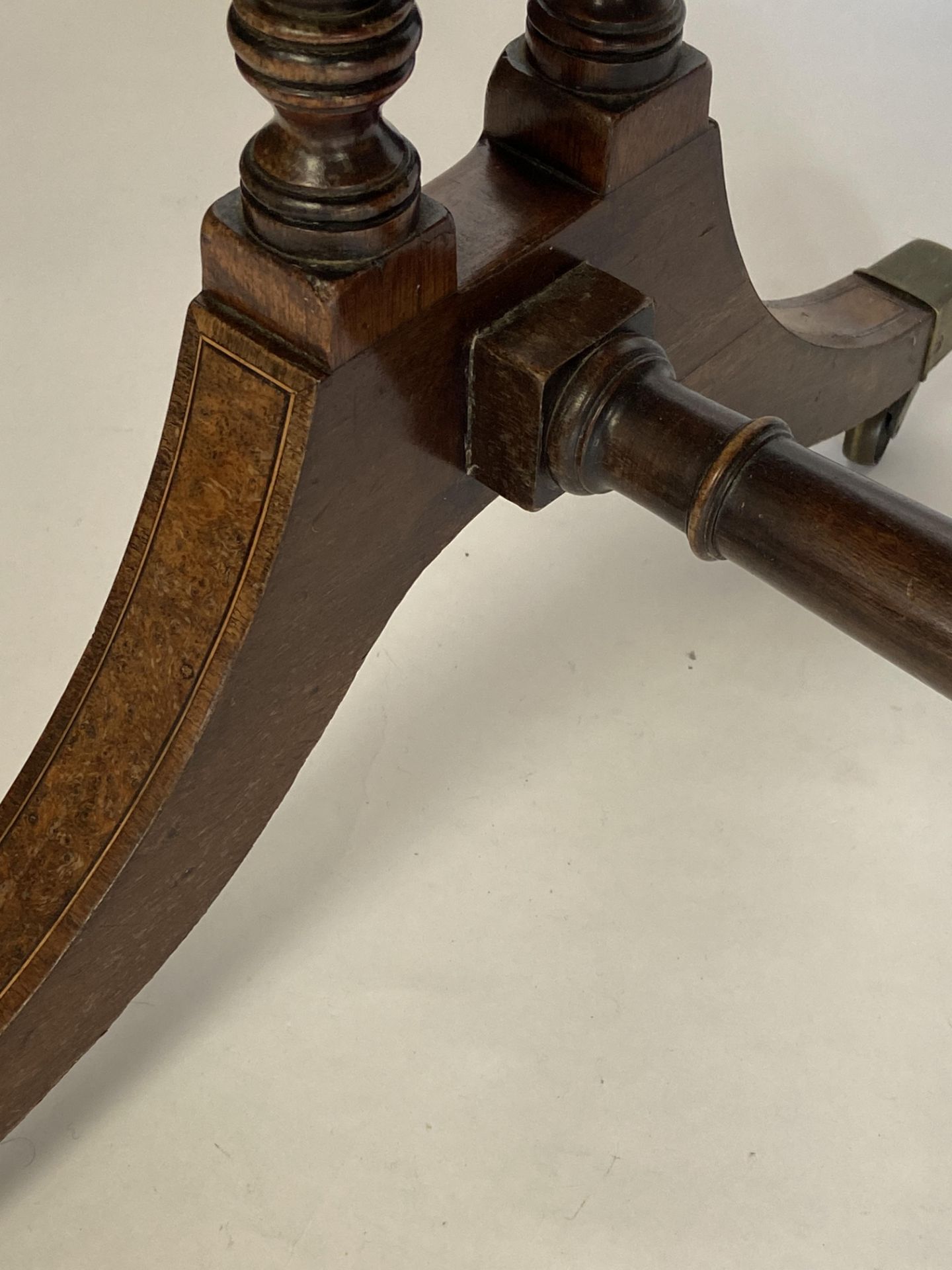 A Regency style mahogany and yew wood banded sofa table - Image 4 of 5