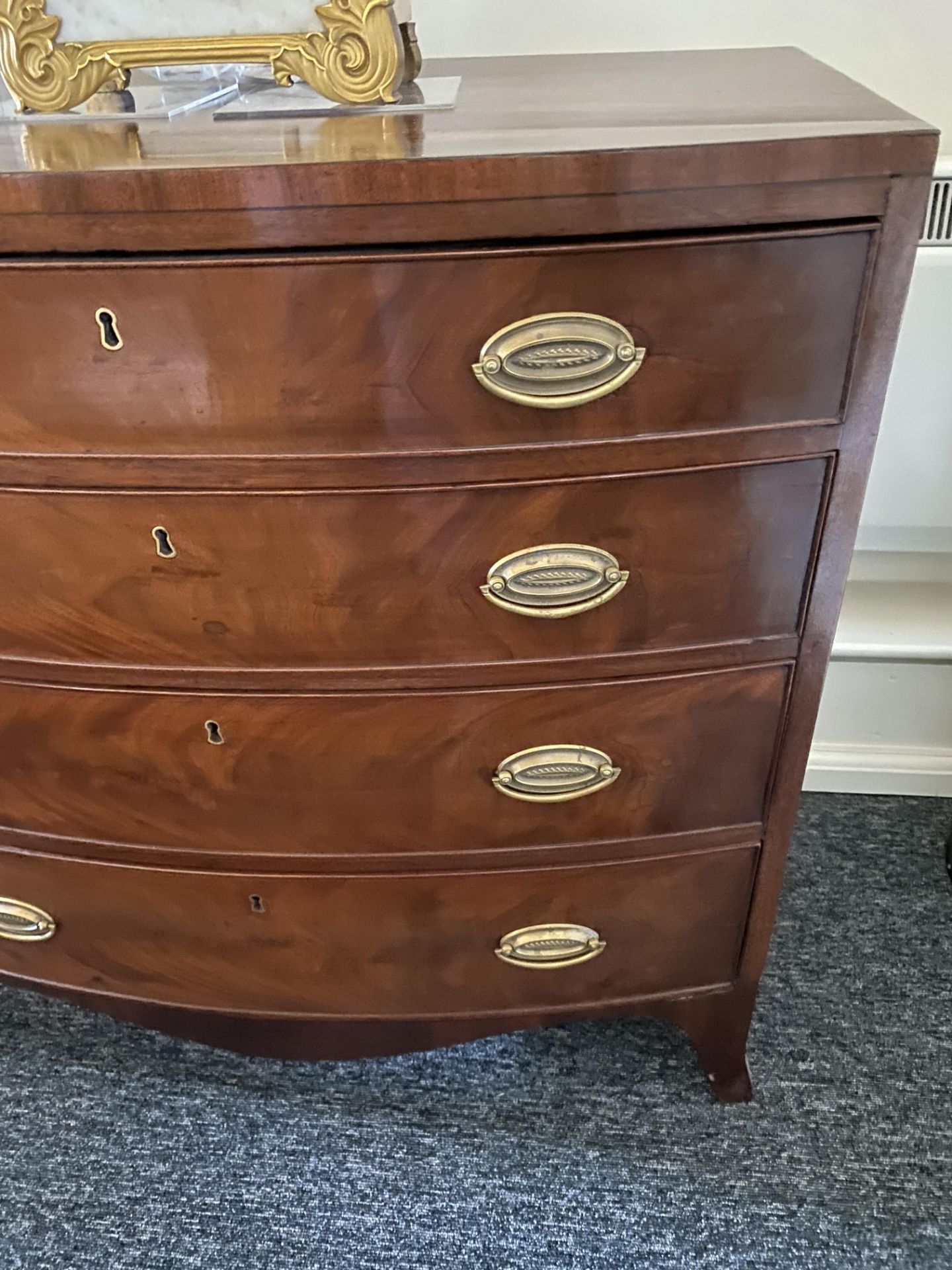 A small Regency mahogany bowfront chest - Image 17 of 22