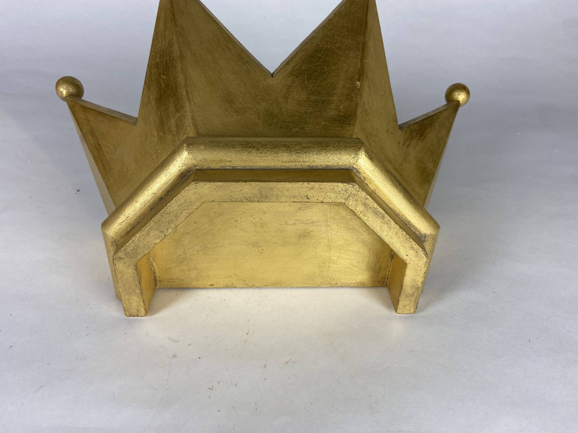 A carved gilt wood coronet stand / plinth - Image 5 of 5