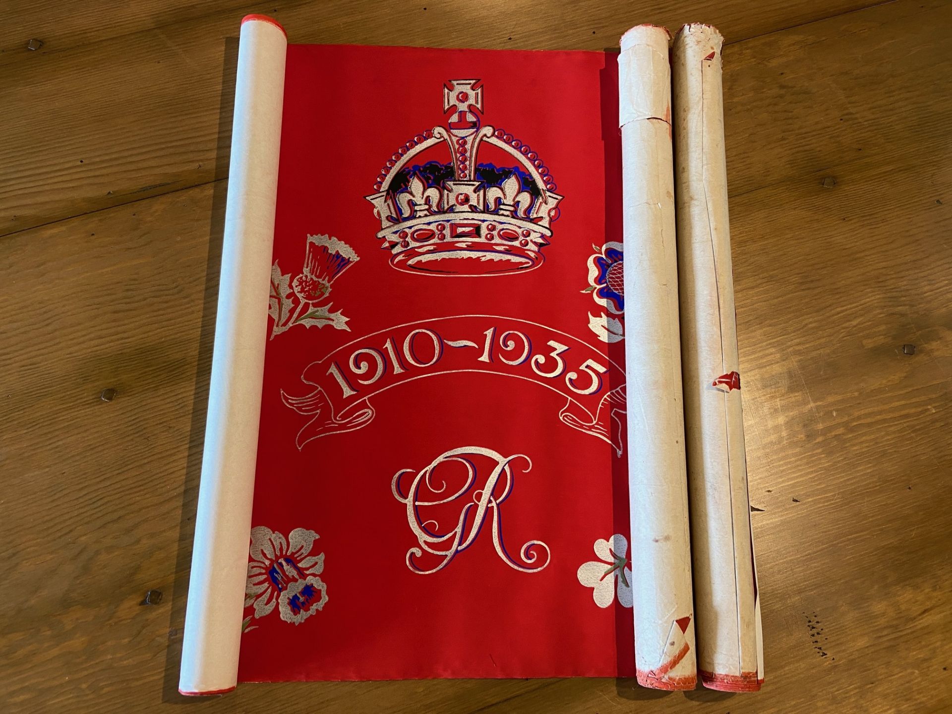 ROYAL INTEREST: Three rolls of rare unused 1935 George V and Queen Mary silver Jubilee wallpaper - Image 2 of 2
