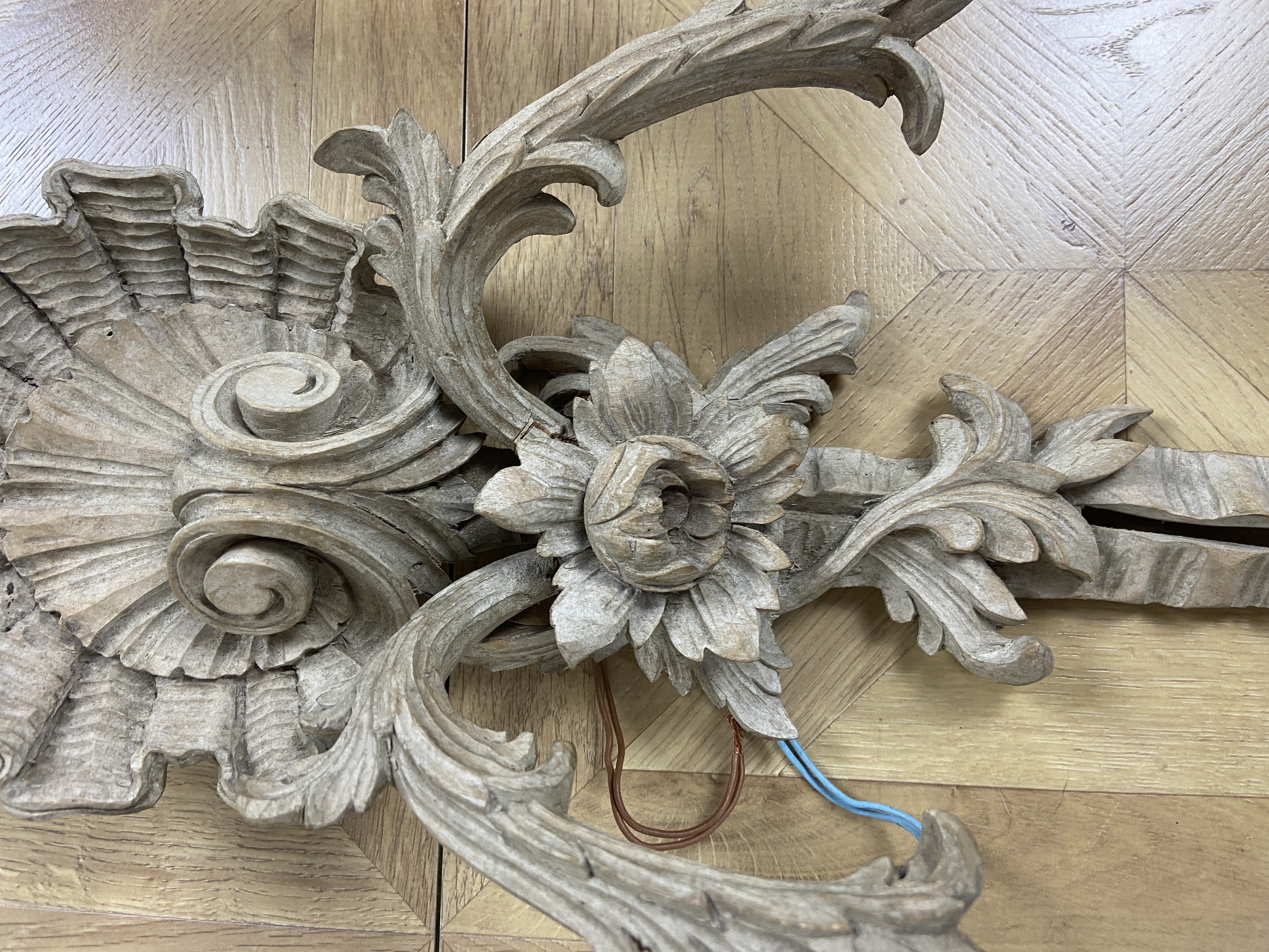 A Louis XVI style grey painted pine twin-light wall appliqué / wall light With riband tied - Image 3 of 6