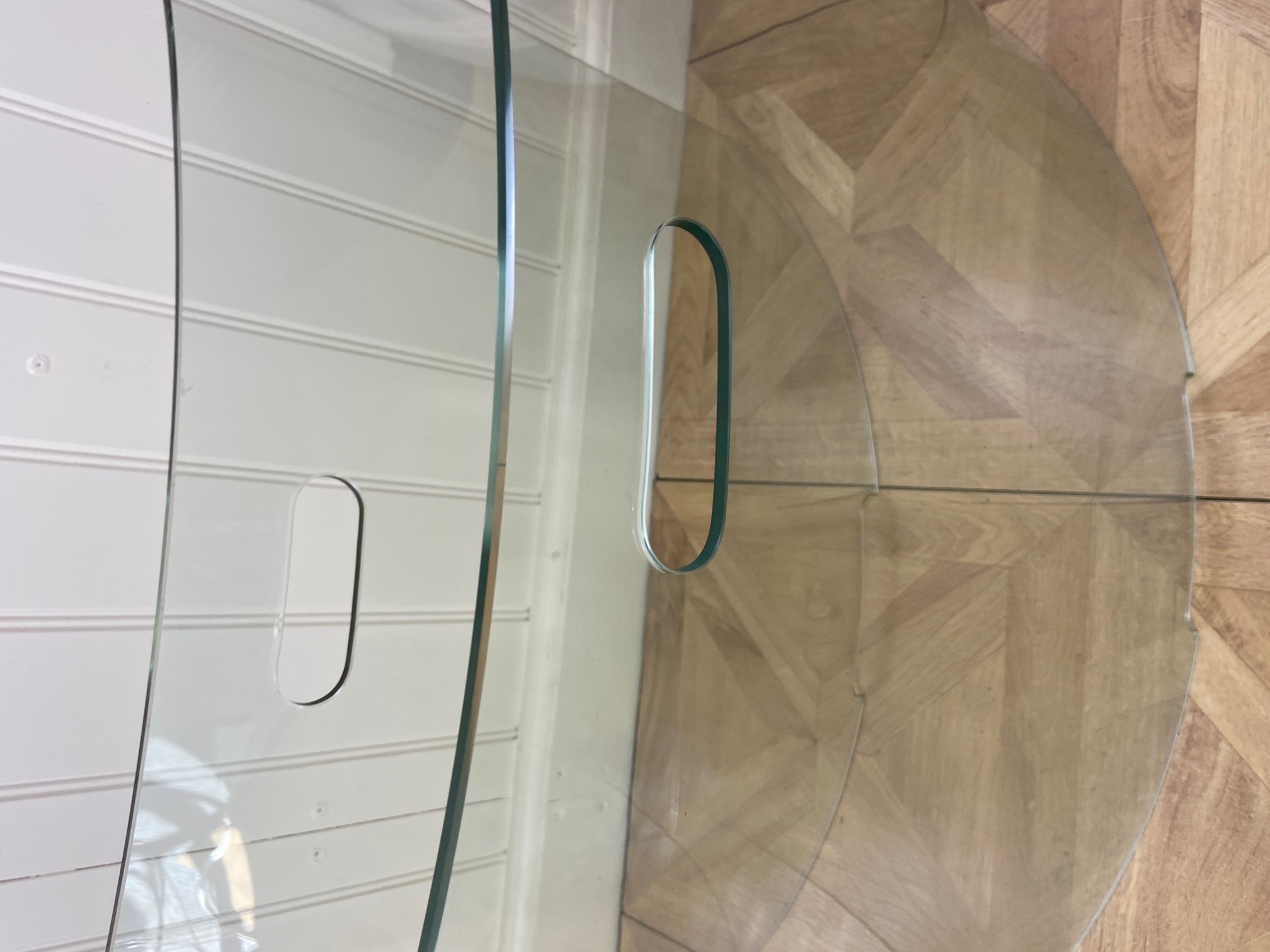 A pair of contemporary bowed glass fire screens - Image 3 of 5