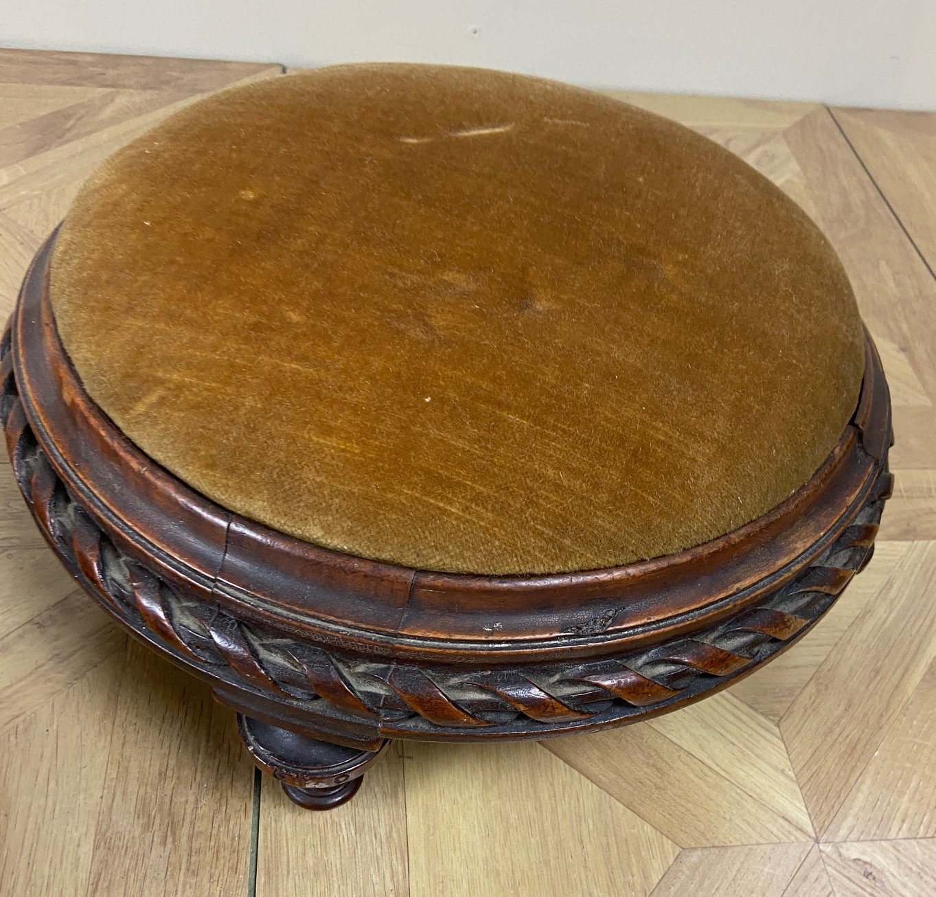 A pair of Victorian small circular mahogany foot stools Each 33cm diameter. (2) - Image 3 of 5