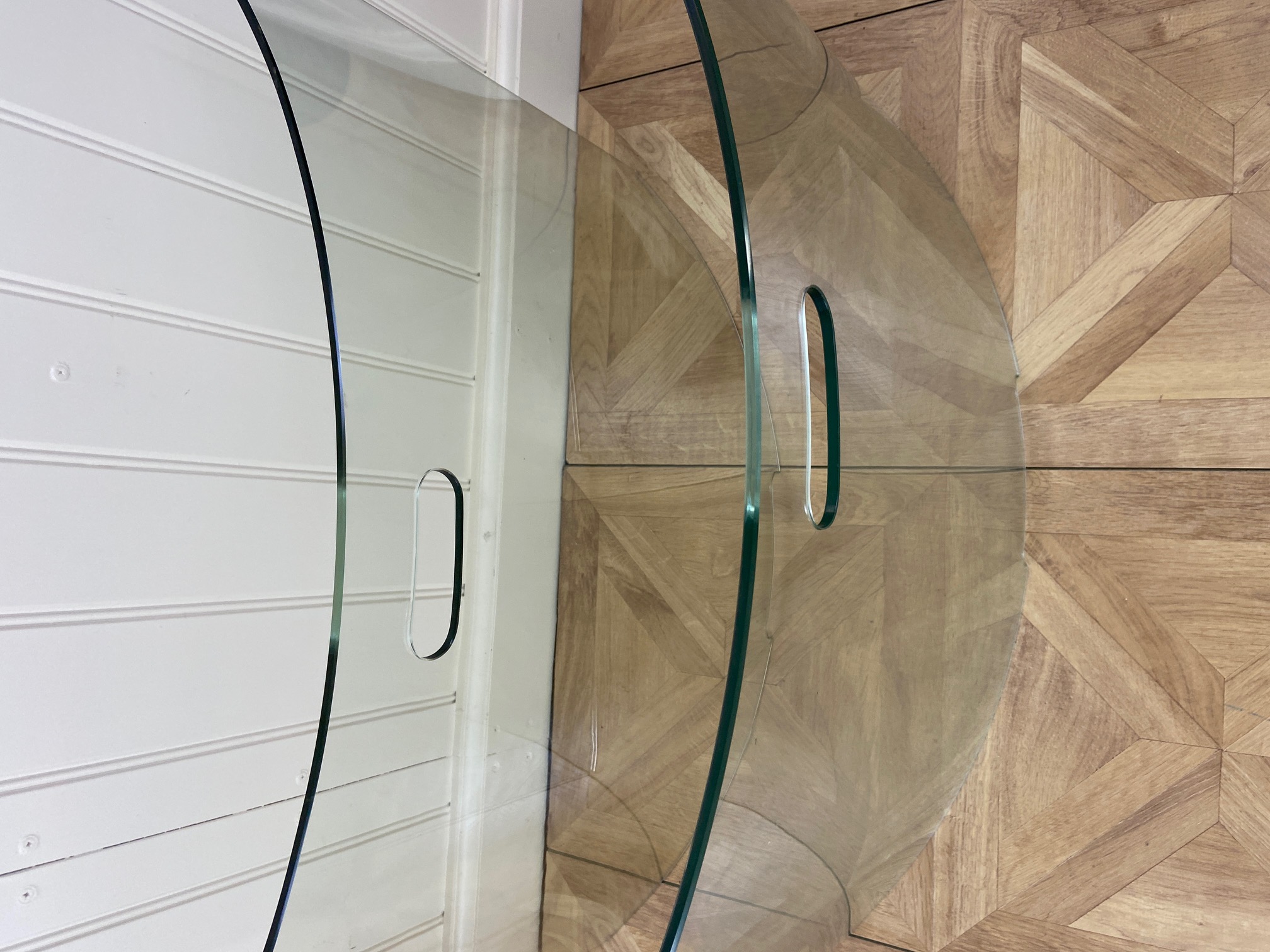 A pair of contemporary bowed glass fire screens - Image 2 of 5