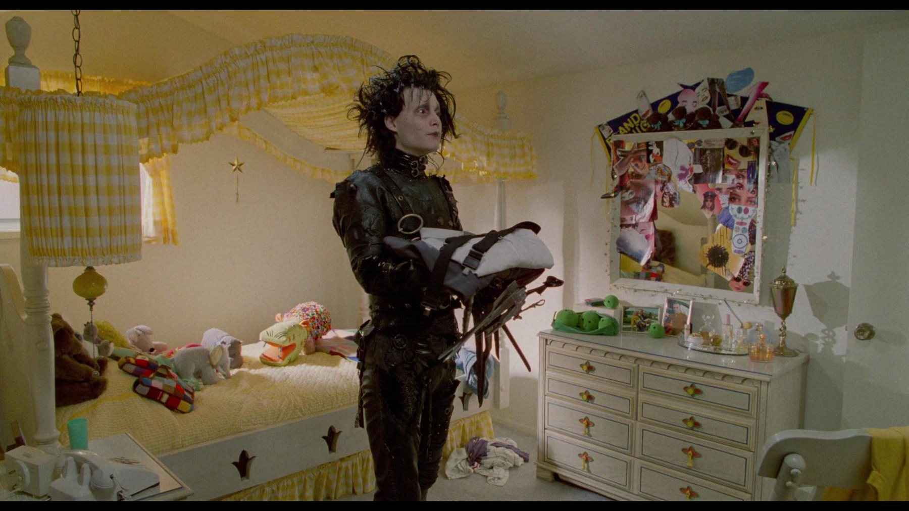 EDWARD SCISSORHANDS (1990) - Edward Scissorhands' (Johnny Depp) Scissor Hand Set with Screen-Matched - Image 21 of 25