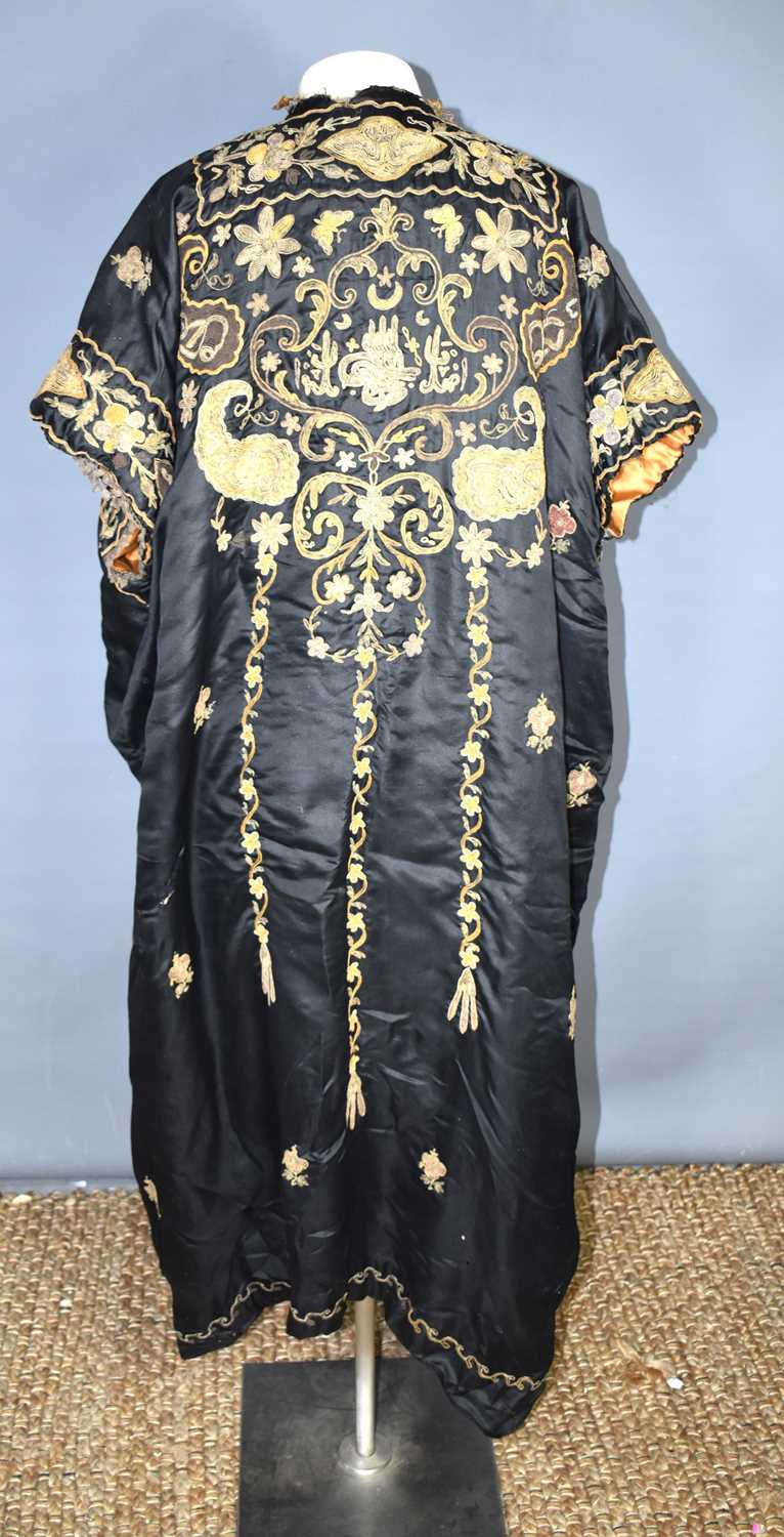 A vintage early 20th century Chinese silk robe, the background embroidered with metallic threads - Image 3 of 9