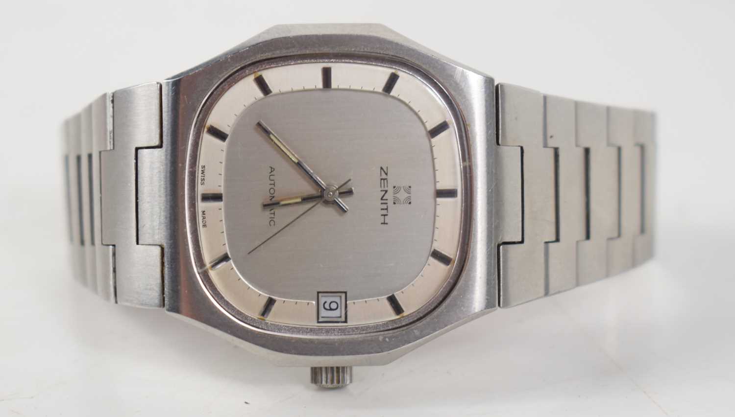 A vintage Zenith automatic wristwatch with silvered dial and calendar.