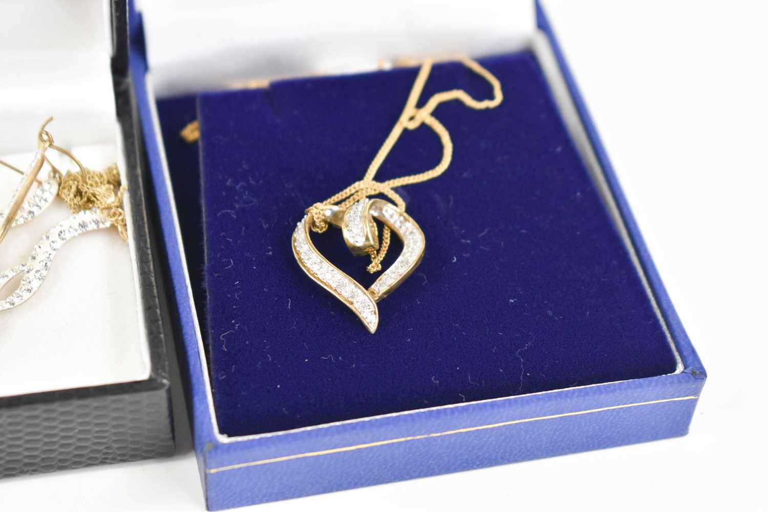 A 9ct gold heart shaped pendant on a 9ct gold chain, 3.81g, a 9ct gold matching necklace and earring - Image 3 of 3