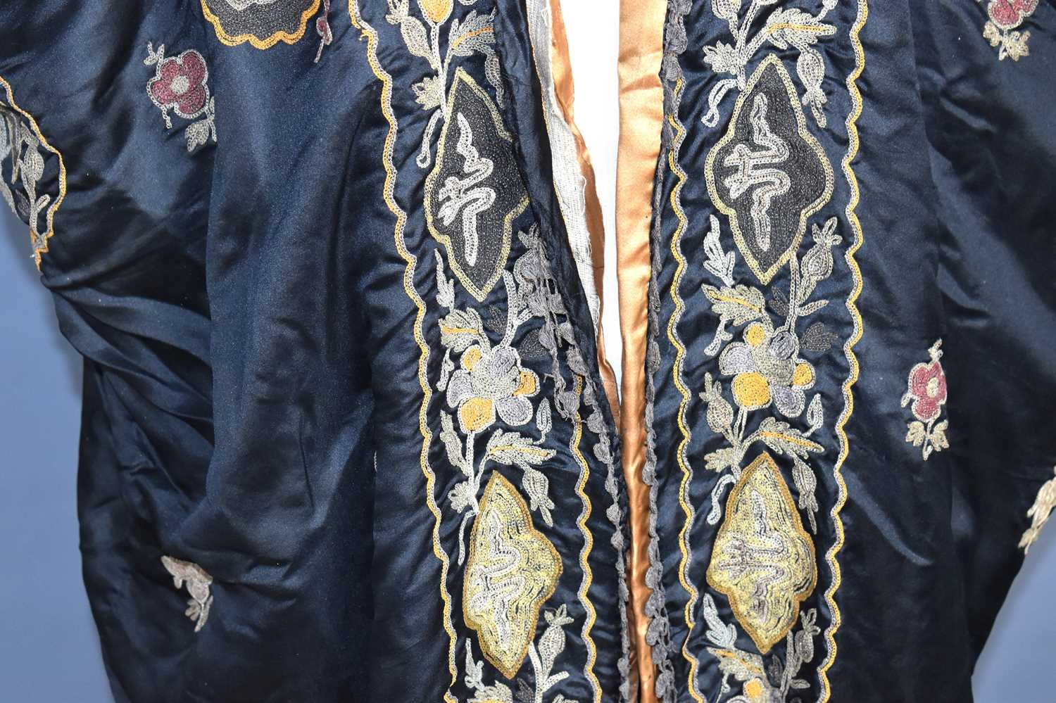 A vintage early 20th century Chinese silk robe, the background embroidered with metallic threads - Image 7 of 9