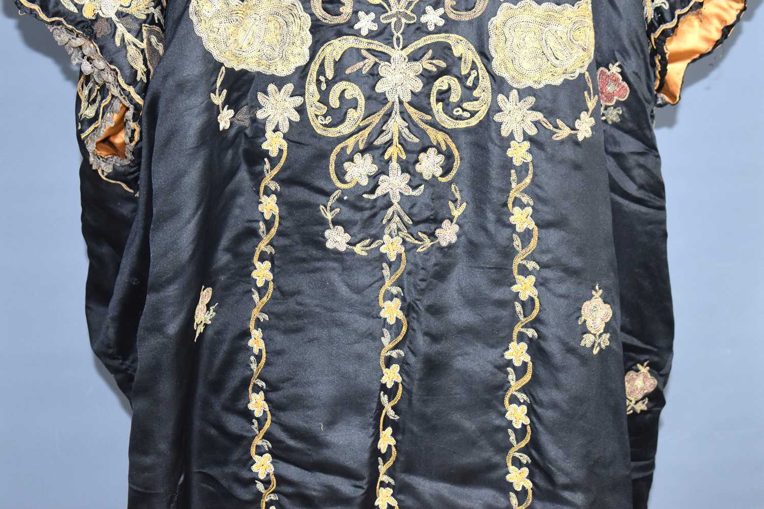 A vintage early 20th century Chinese silk robe, the background embroidered with metallic threads - Image 6 of 9